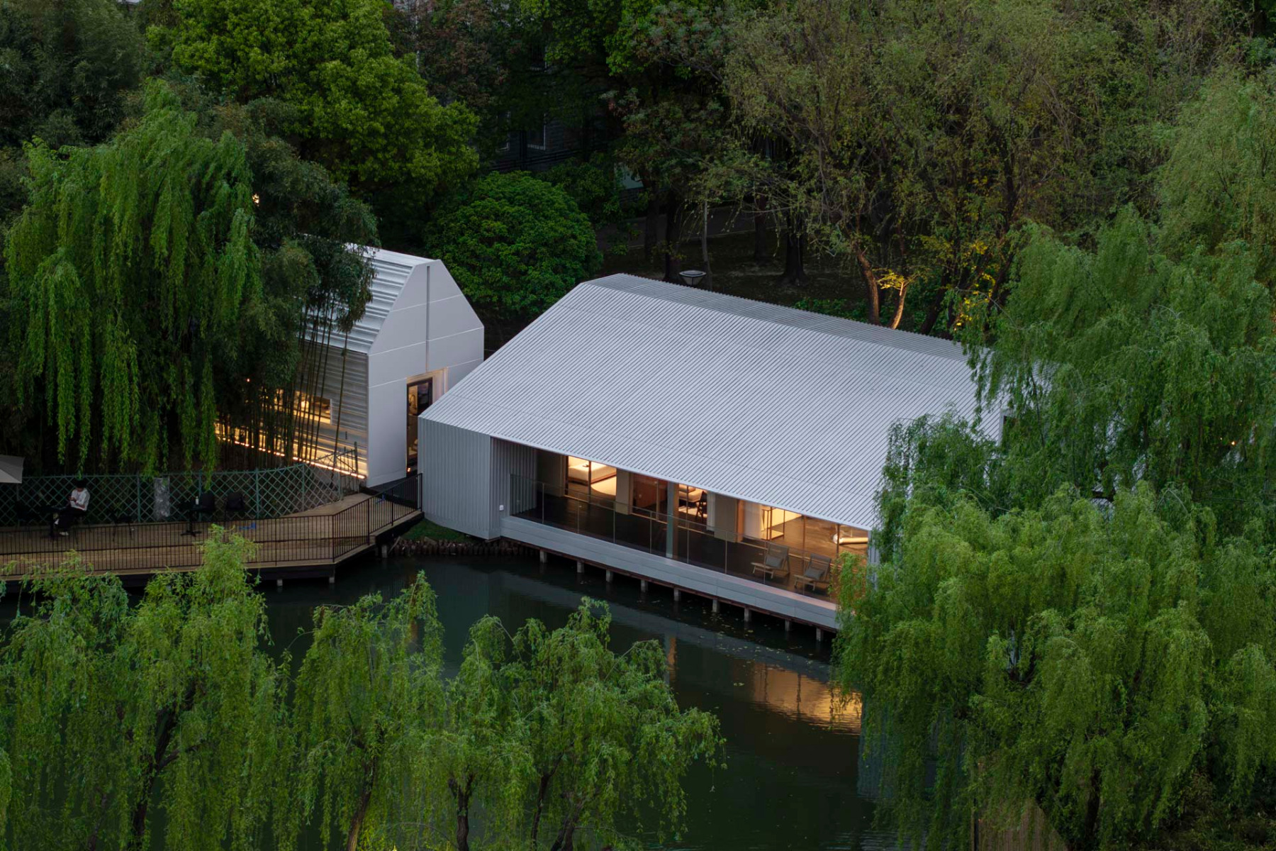 https://detail-cdn.s3.eu-central-1.amazonaws.com/media/catalog/product/0/4/04-the-lake-house-life-experience-pavilion-wutopia-lab-shanghai.jpg?width=437&height=582&store=de_en&image-type=image