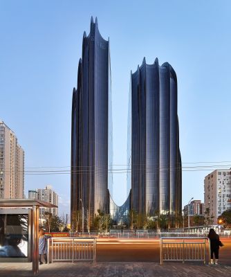 https://detail-cdn.s3.eu-central-1.amazonaws.com/media/catalog/product/0/4/04_IHP_MAD_Architects_-_Chaoyang_Park_Plaza_Hufton___Crow_1.jpg?width=437&height=582&store=de_en&image-type=image