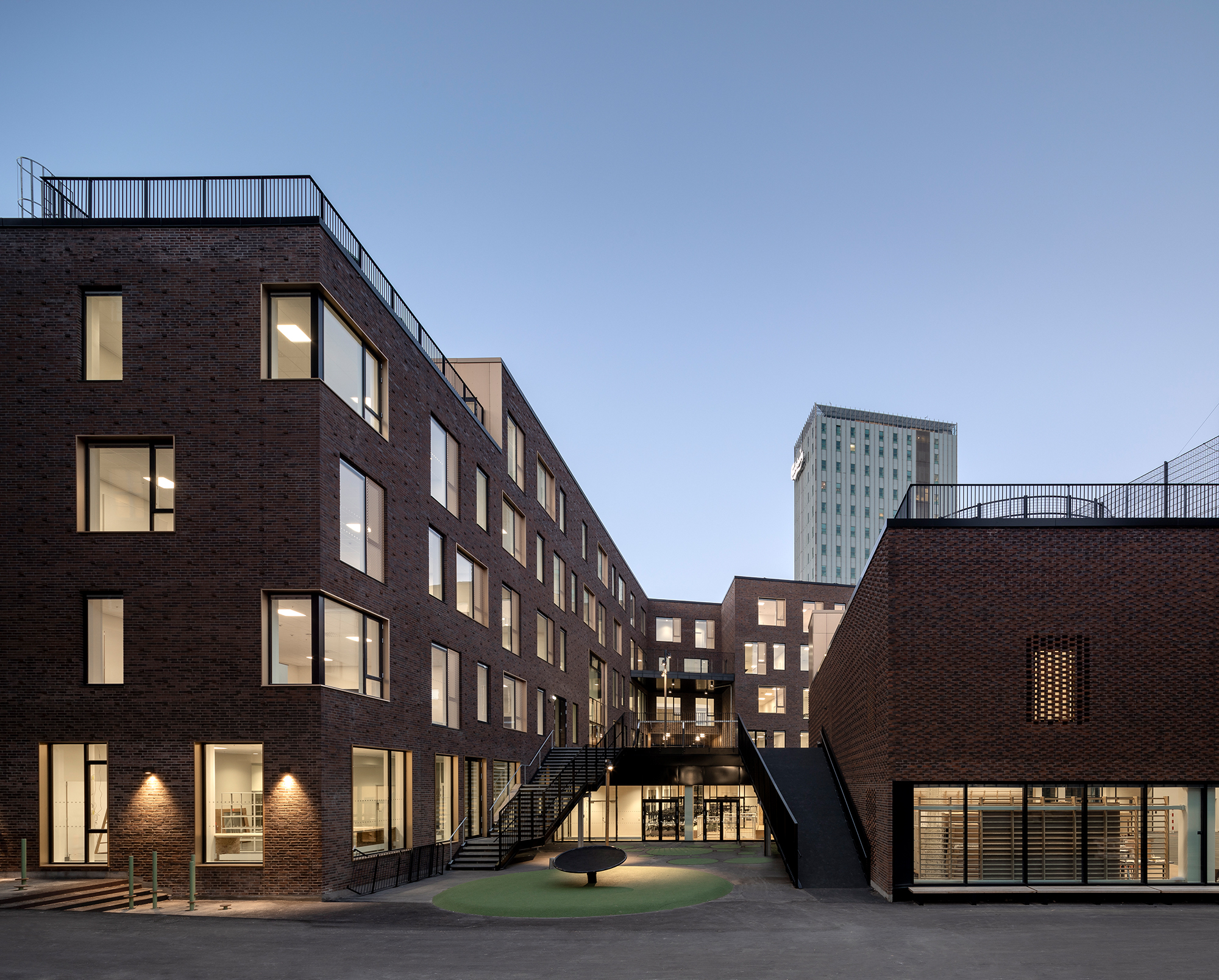 https://detail-cdn.s3.eu-central-1.amazonaws.com/media/catalog/product/0/5/05-Europ-Schule-NORD-Architects-Vilhelm-Lauritzen-Arkitekter-Adam-Mork.jpg?width=437&height=582&store=de_de&image-type=image