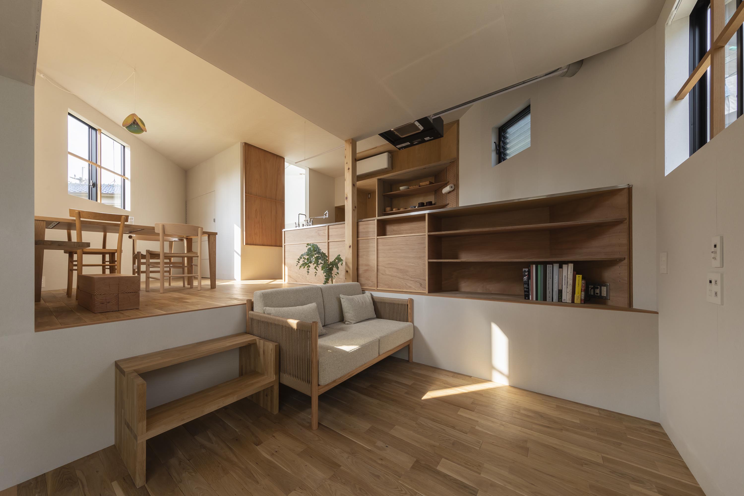 https://detail-cdn.s3.eu-central-1.amazonaws.com/media/catalog/product/0/5/05-House-in-Takatsuki-Tato-Architects-Shinkenchiku-Sha.jpg?width=437&height=582&store=de_en&image-type=image