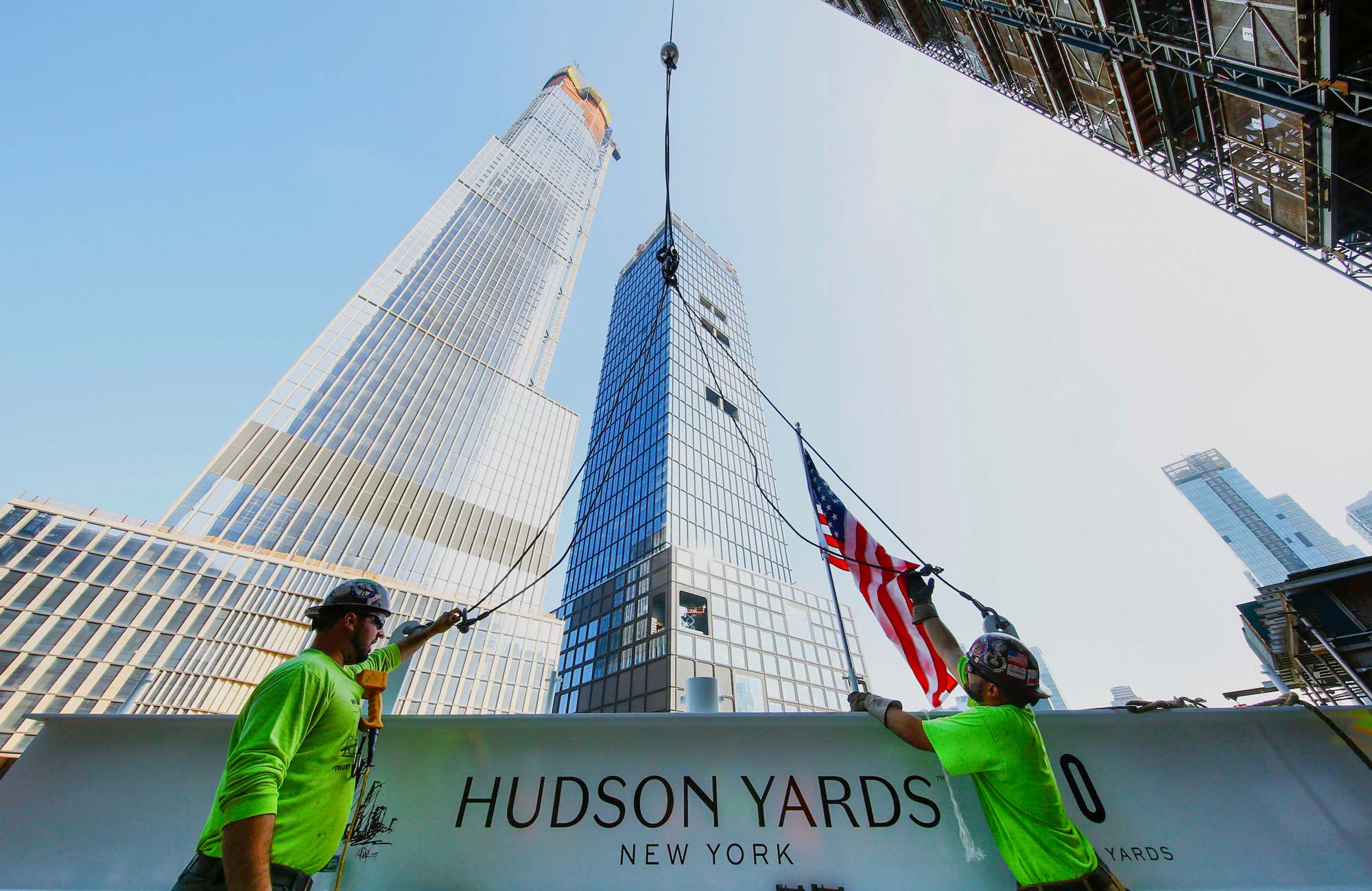 https://detail-cdn.s3.eu-central-1.amazonaws.com/media/catalog/product/0/5/05-HudsonYards-courtesy-of-Related-Oxford.jpg?width=437&height=582&store=de_de&image-type=image