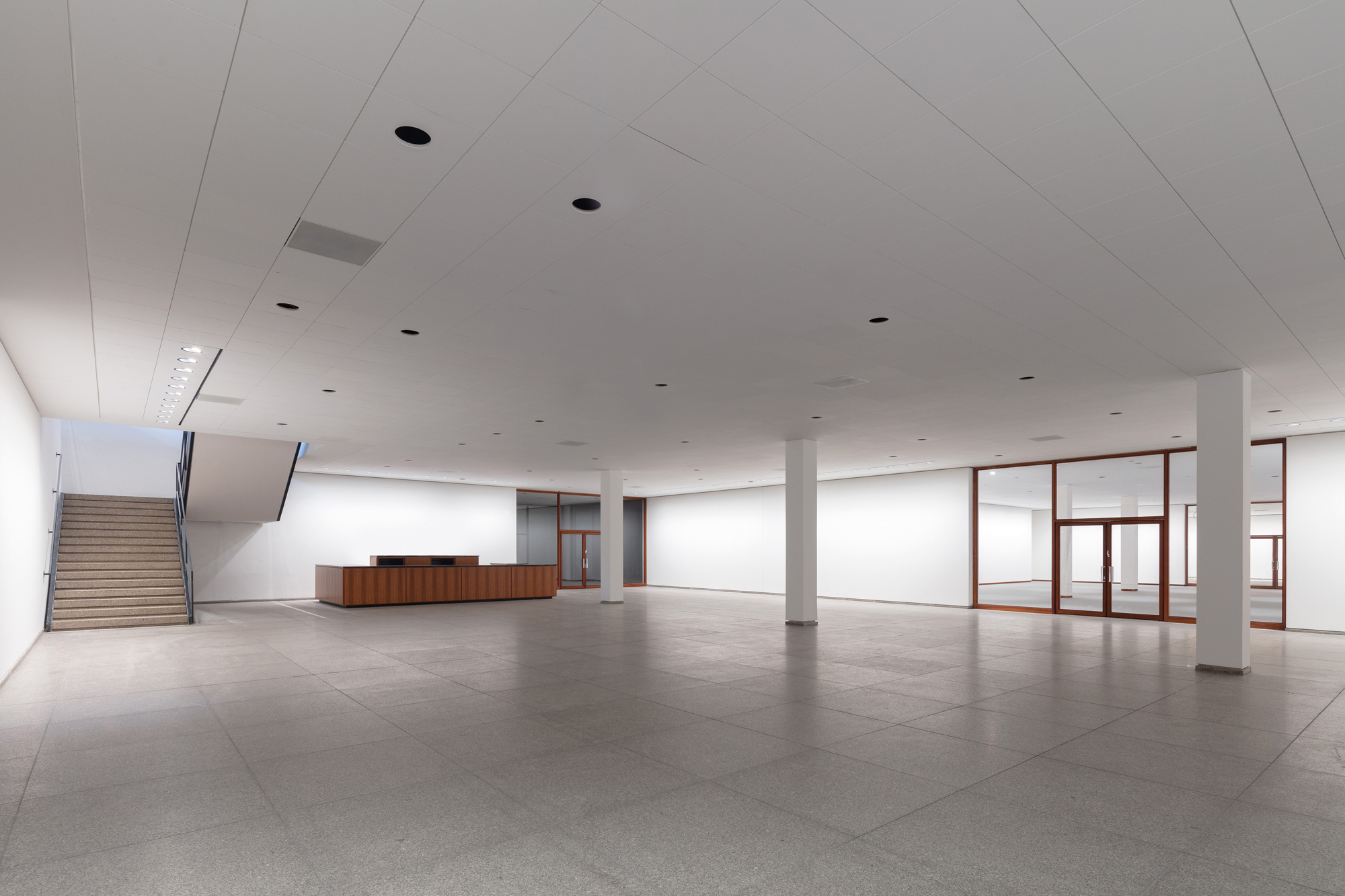 https://detail-cdn.s3.eu-central-1.amazonaws.com/media/catalog/product/0/5/05-Nationalgalerie-in-Berlin-David-Chipperfield-Architects-Thomas-Bruns.jpg?width=437&height=582&store=de_de&image-type=image