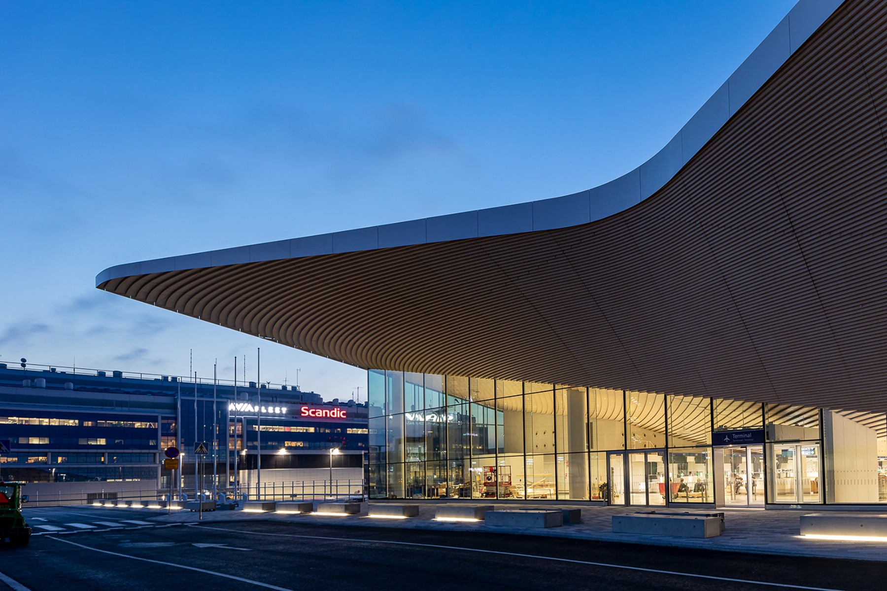 https://detail-cdn.s3.eu-central-1.amazonaws.com/media/catalog/product/0/5/05-ala-architects-erweitern-flughafen-in-helsinki.jpg?width=437&height=582&store=de_de&image-type=image