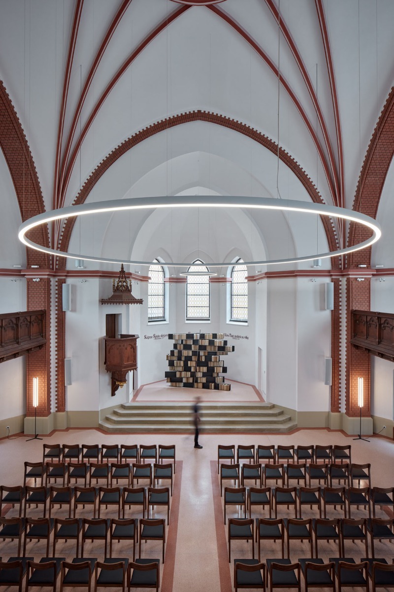 https://detail-cdn.s3.eu-central-1.amazonaws.com/media/catalog/product/0/5/05-atelier-r_revitalisiert_rote_kirche_in_tschechien.jpg?width=437&height=582&store=de_de&image-type=image