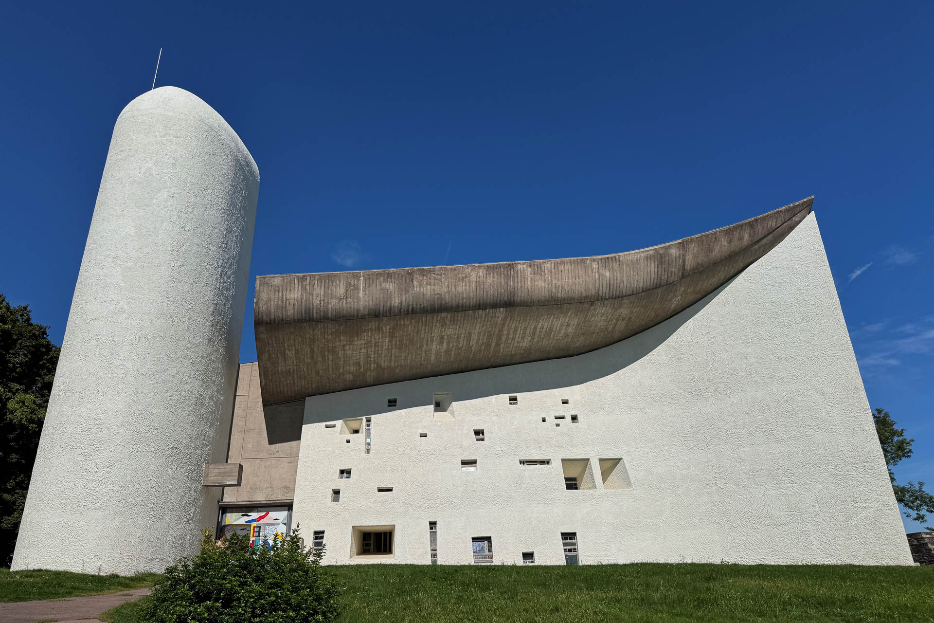 https://detail-cdn.s3.eu-central-1.amazonaws.com/media/catalog/product/0/5/05-ausstellung-le-corbusier-kunsthalle-messmer.jpg?width=437&height=582&store=de_de&image-type=image