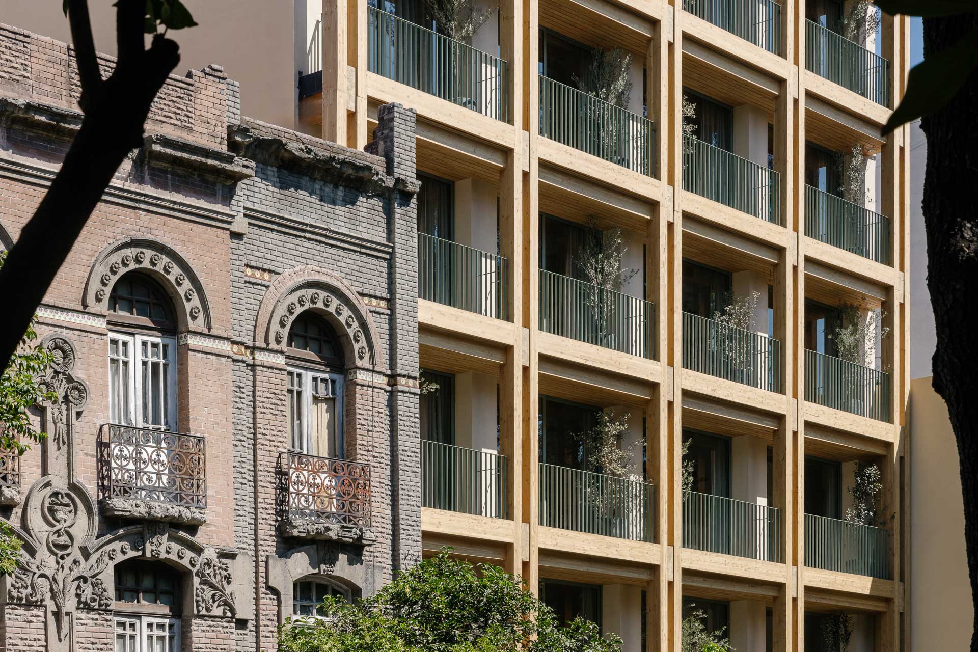 https://detail-cdn.s3.eu-central-1.amazonaws.com/media/catalog/product/0/5/05-boardinghouse-mexico-city-crb-arquitectos_4.jpg?width=437&height=582&store=de_en&image-type=image