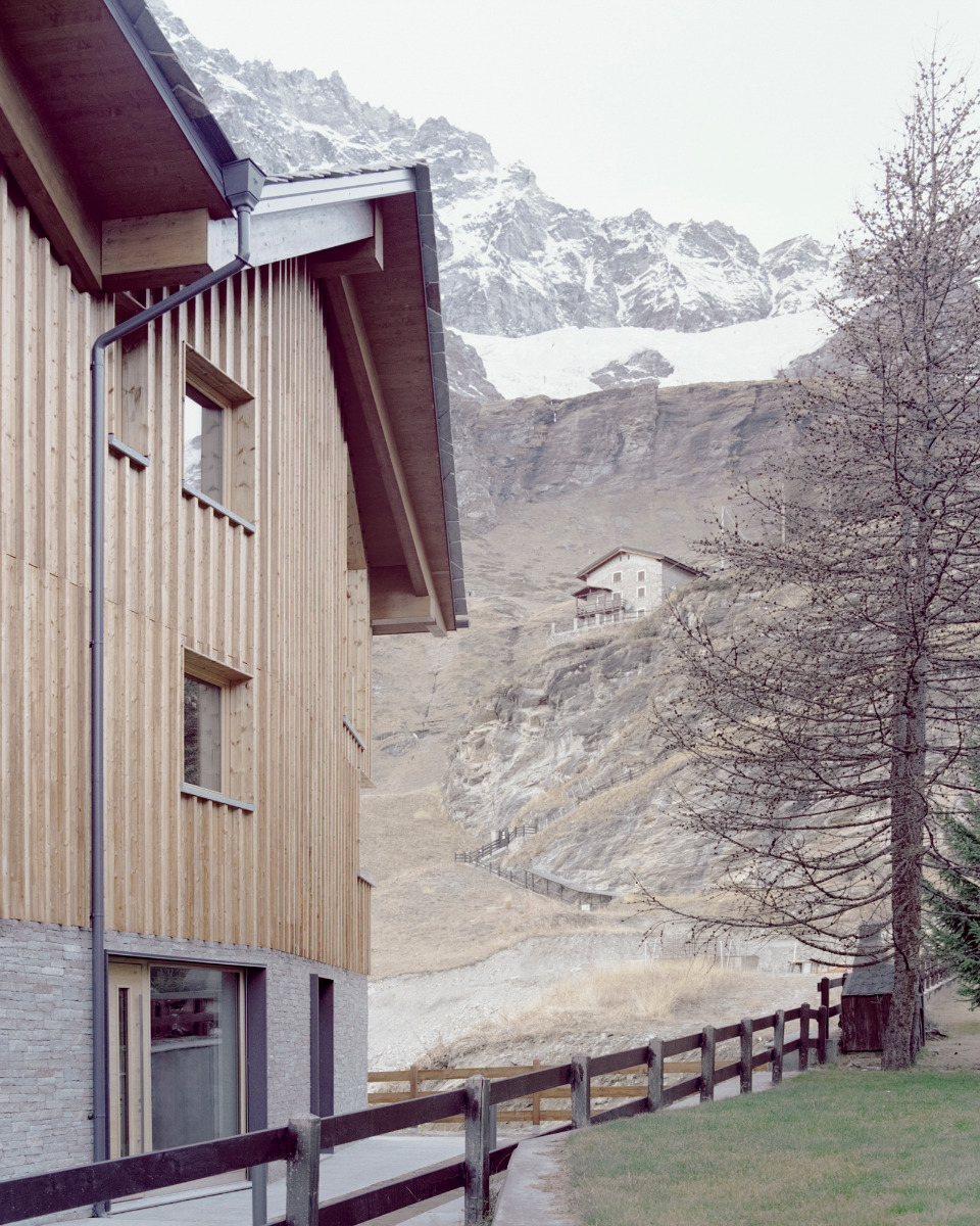 https://detail-cdn.s3.eu-central-1.amazonaws.com/media/catalog/product/0/5/05-chalet-blanc-cervinia-luca-compri-architetti.jpg?width=437&height=582&store=de_en&image-type=image