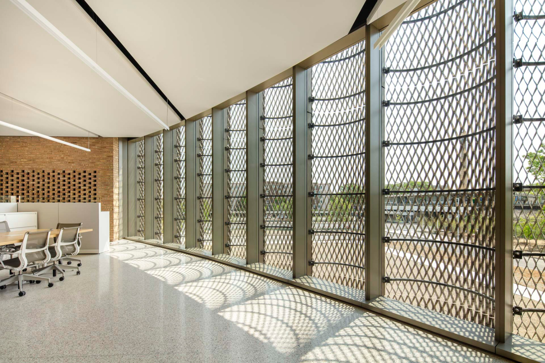 https://detail-cdn.s3.eu-central-1.amazonaws.com/media/catalog/product/0/5/05-chicago-park-district-headquarters-john-ronan-architects.jpg?width=437&height=582&store=de_de&image-type=image