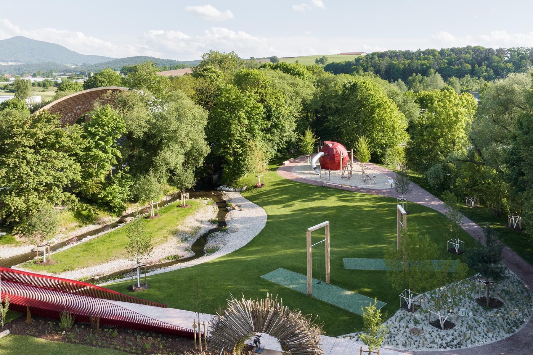 Entlang der Kalten Pastritz hat Planorama eine neue Parkanlage mit Grünflächen und einem großen Spielplatz entwickelt. © Gregor Schmidt