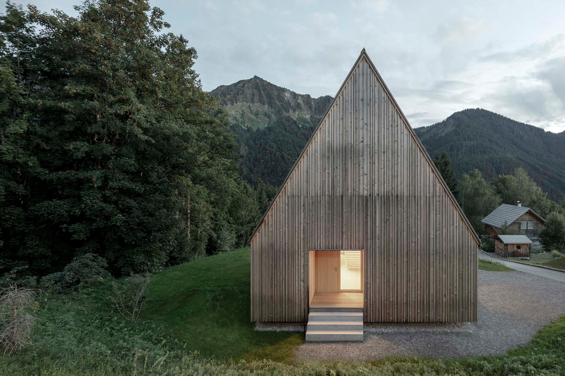 https://detail-cdn.s3.eu-central-1.amazonaws.com/media/catalog/product/0/5/05-haus-gafpohl-vorarlberg-bernardo-bader-architekten.jpg?width=437&height=582&store=de_de&image-type=image