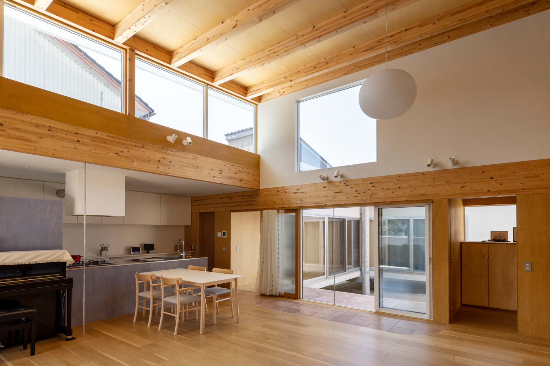 https://detail-cdn.s3.eu-central-1.amazonaws.com/media/catalog/product/0/5/05-haus-takaoka-unemori-architects-kai-nakamura.jpg?width=437&height=582&store=de_en&image-type=image