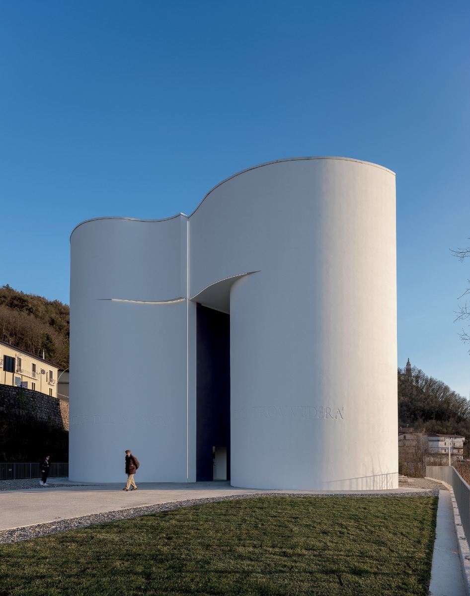 https://detail-cdn.s3.eu-central-1.amazonaws.com/media/catalog/product/0/5/05-kirche-in-italien-mario-cucinella-architects.jpg?width=437&height=582&store=de_de&image-type=image