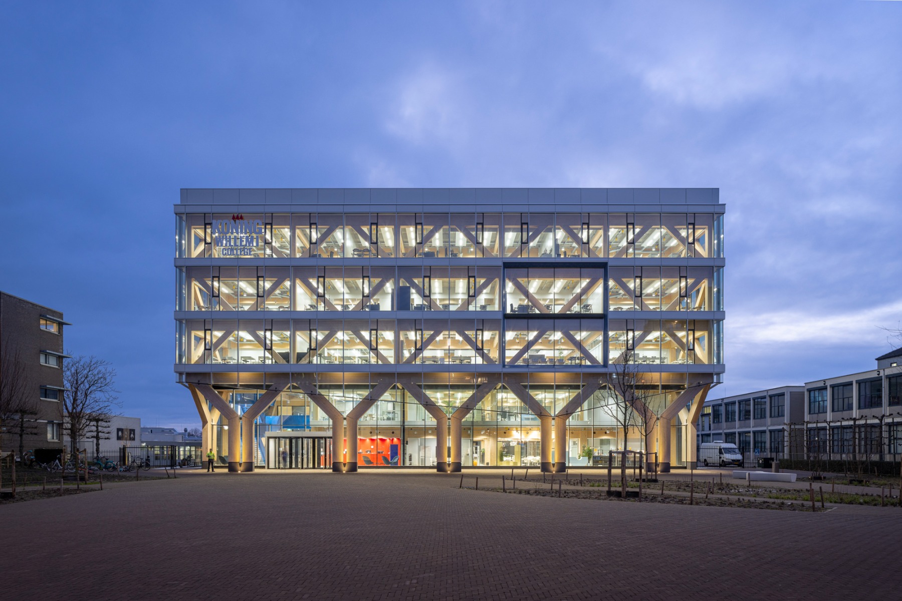 https://detail-cdn.s3.eu-central-1.amazonaws.com/media/catalog/product/0/5/05-koning-willem-i-college-_s-hertogenbosch-nieuwe-architecten_1.jpg?width=437&height=582&store=de_de&image-type=image