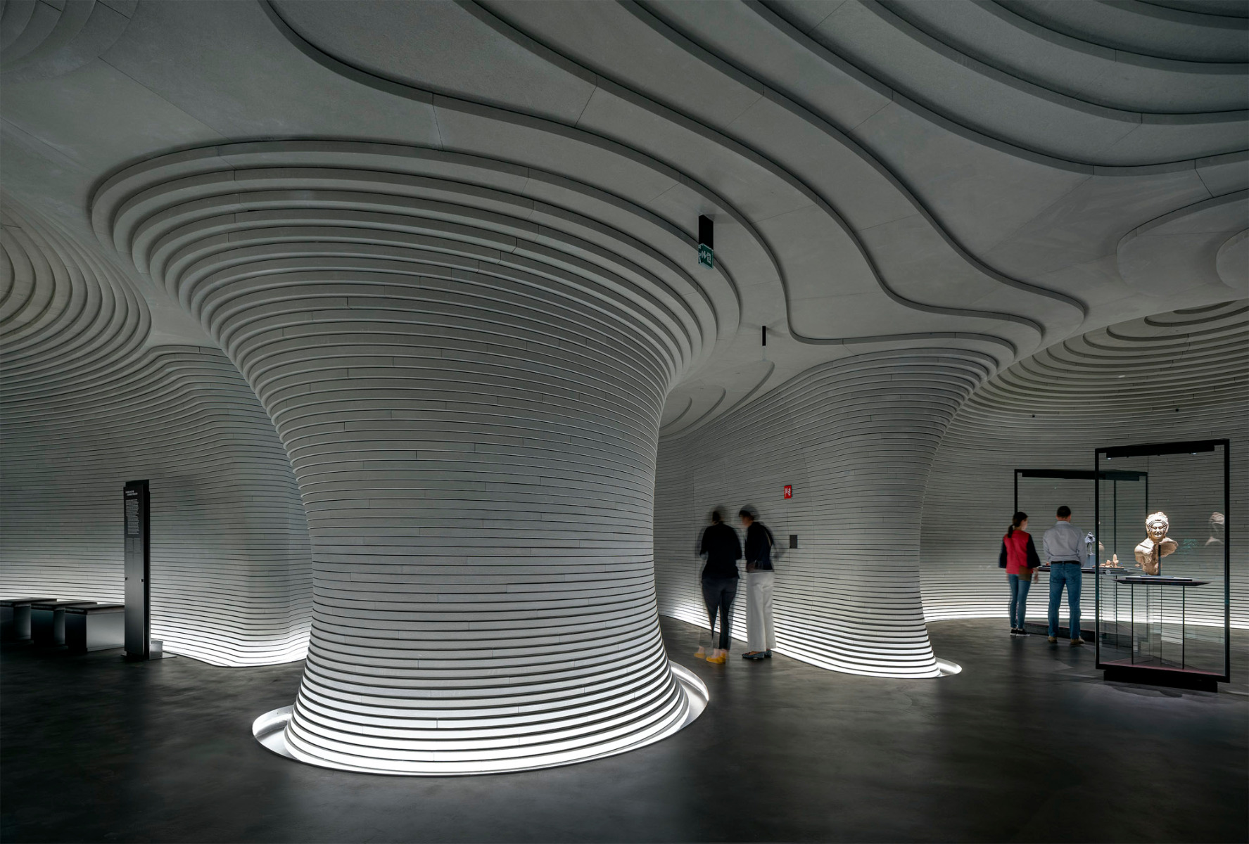 Das prägende Element im Innenraum der Galerie sind die überlappenden Schichten aus Kalksandstein. © Duccio Malagamba