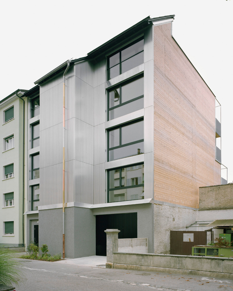 https://detail-cdn.s3.eu-central-1.amazonaws.com/media/catalog/product/0/5/05-mehrfamilienhaus-lukas-raeber-architekten-basel.jpg?width=437&height=582&store=de_de&image-type=image