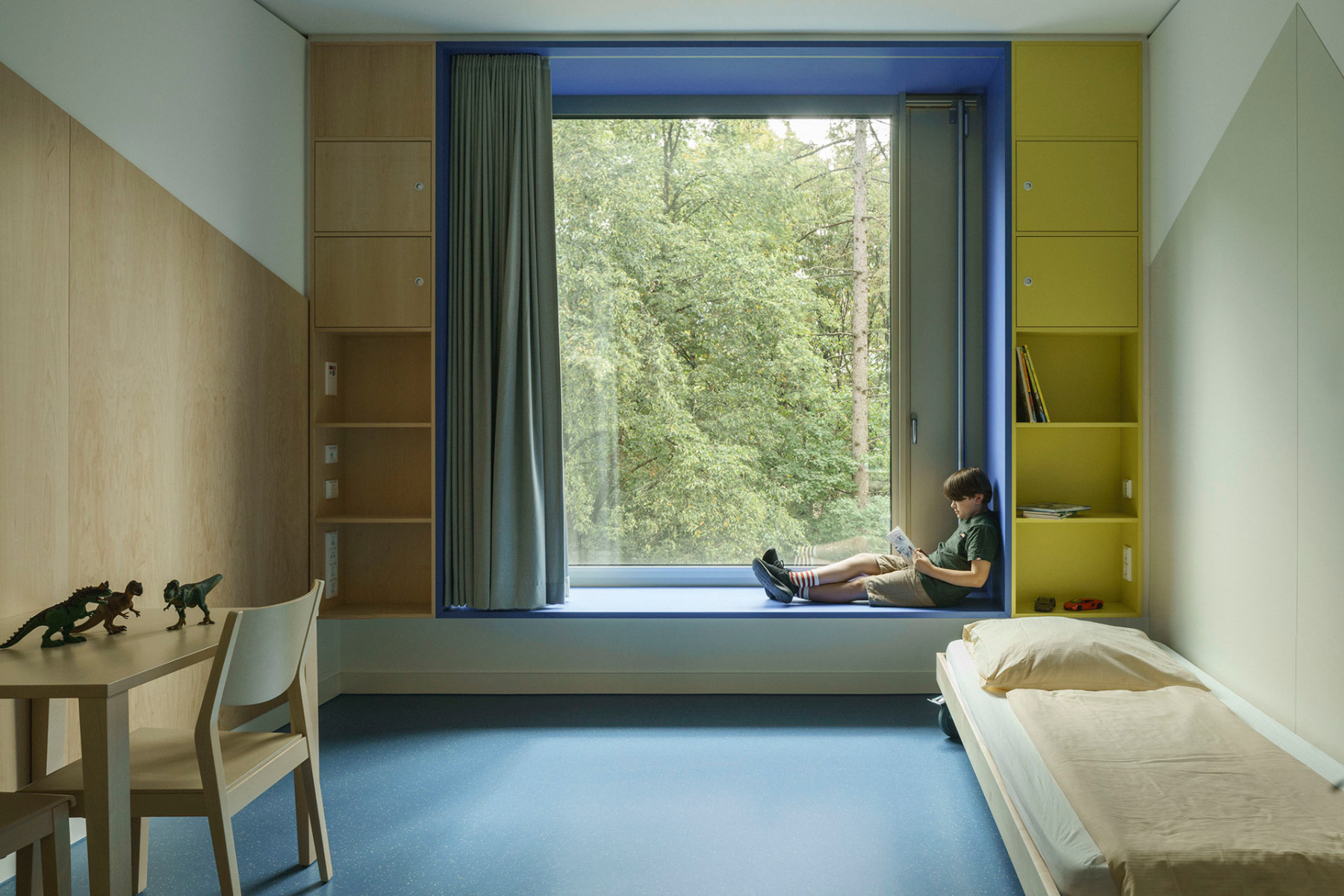 https://detail-cdn.s3.eu-central-1.amazonaws.com/media/catalog/product/0/5/05-neubau-sozialpaediatrischen-kinderzentrum-muenchen-h2m-a_sh-architekten-bodenkonzept-nora-systems.jpg?width=437&height=582&store=de_de&image-type=image