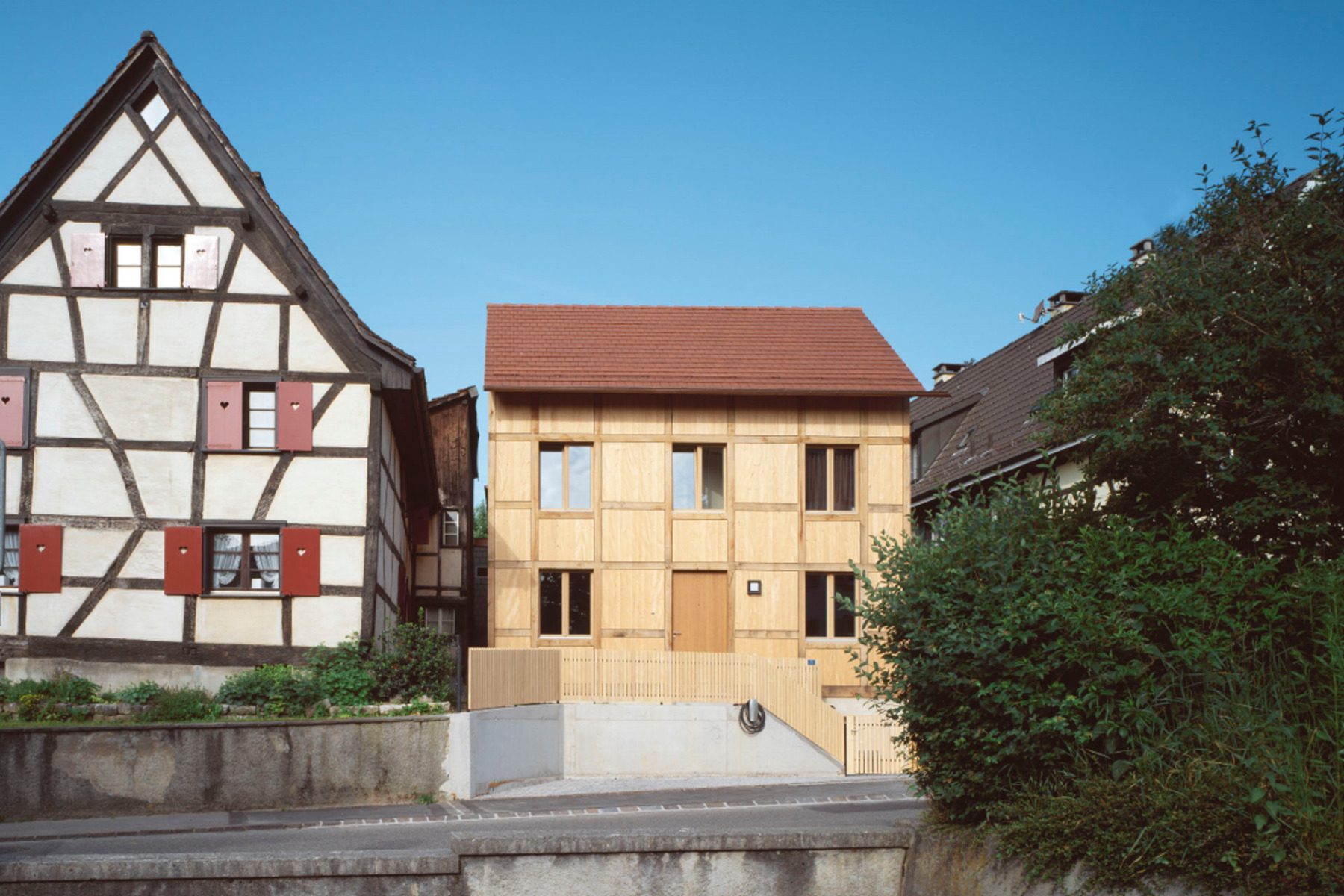 https://detail-cdn.s3.eu-central-1.amazonaws.com/media/catalog/product/0/5/05-riegelhaus-allschwil-fachwerk-holzrahmenbau-degelo-architekten.jpg?width=437&height=582&store=de_en&image-type=image