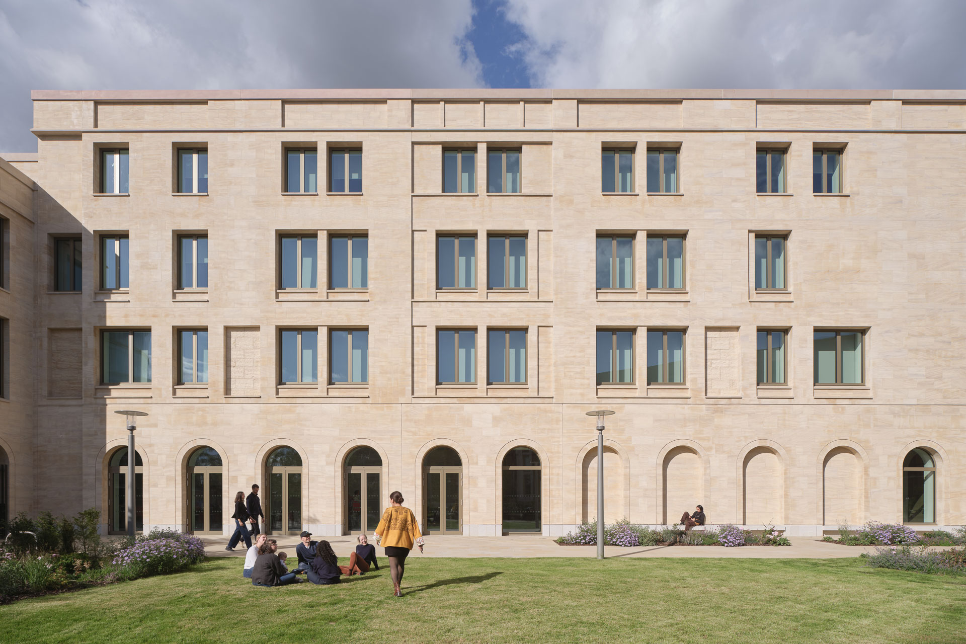 https://detail-cdn.s3.eu-central-1.amazonaws.com/media/catalog/product/0/5/05-schwarzman-centre-oxford-hopkins-architects.jpg?width=437&height=582&store=de_de&image-type=image