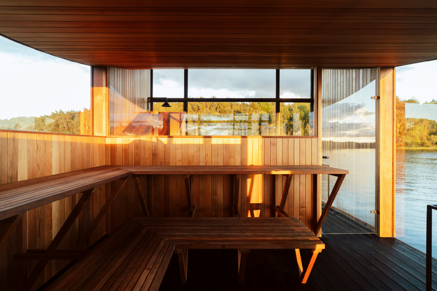 https://detail-cdn.s3.eu-central-1.amazonaws.com/media/catalog/product/0/5/05-schwimmende-sauna-stockholm-sandellsandberg-arkitekter.jpg?width=437&height=582&store=de_en&image-type=image