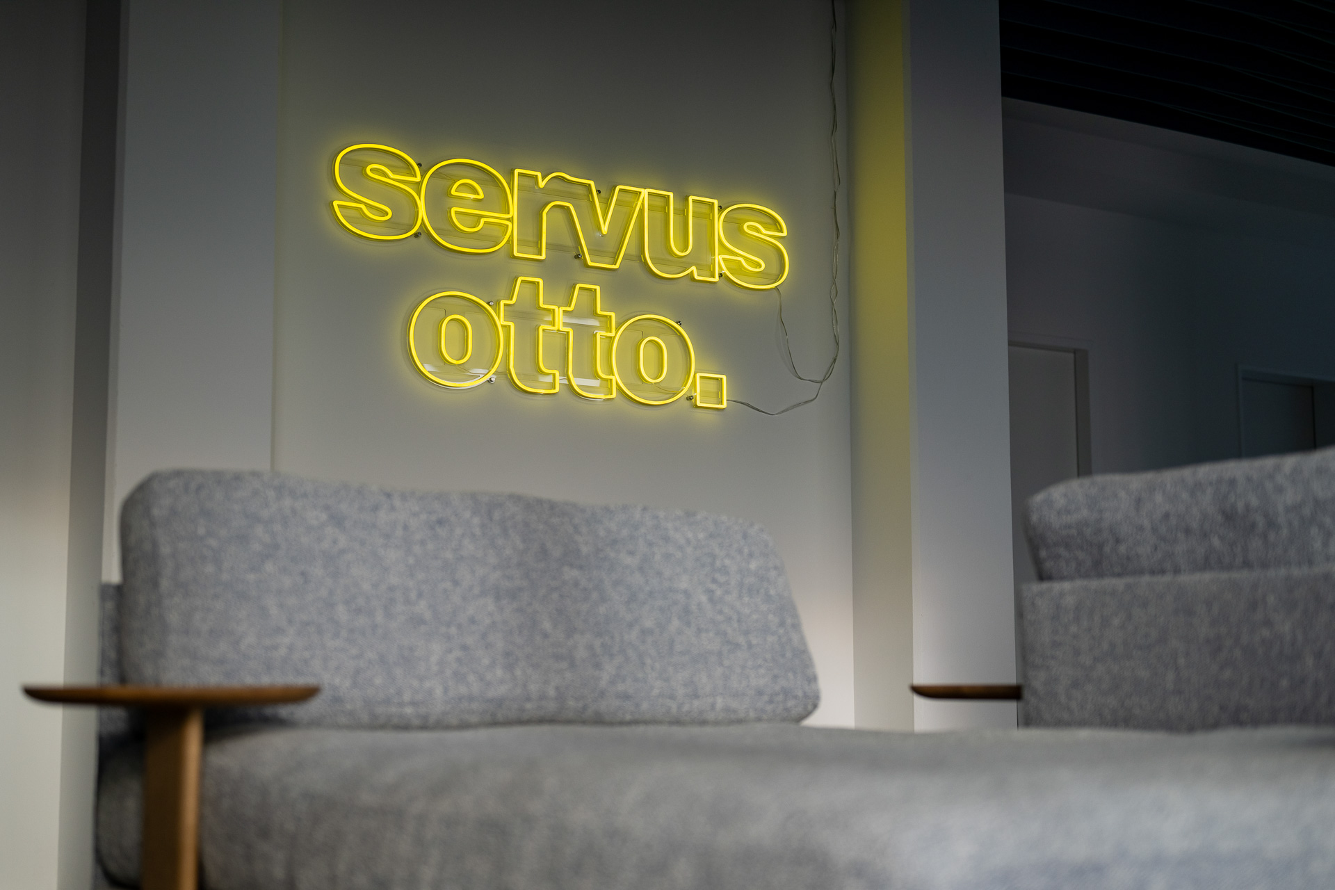 https://detail-cdn.s3.eu-central-1.amazonaws.com/media/catalog/product/0/5/05-servus-otto-muenchen-vitra.jpg?width=437&height=582&store=de_de&image-type=image