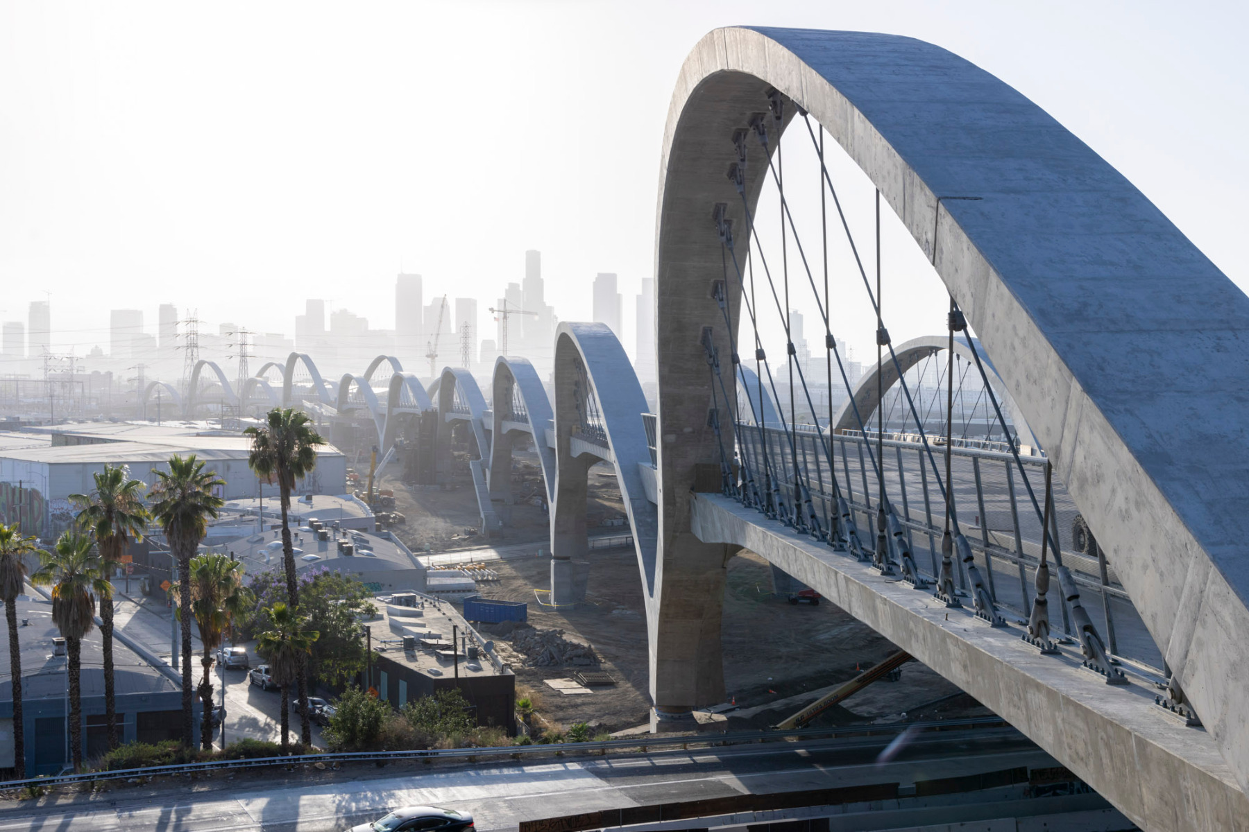 https://detail-cdn.s3.eu-central-1.amazonaws.com/media/catalog/product/0/5/05-sixth-street-viaduct-los-angeles-michael-maltzan-architecture.jpg?width=437&height=582&store=de_en&image-type=image