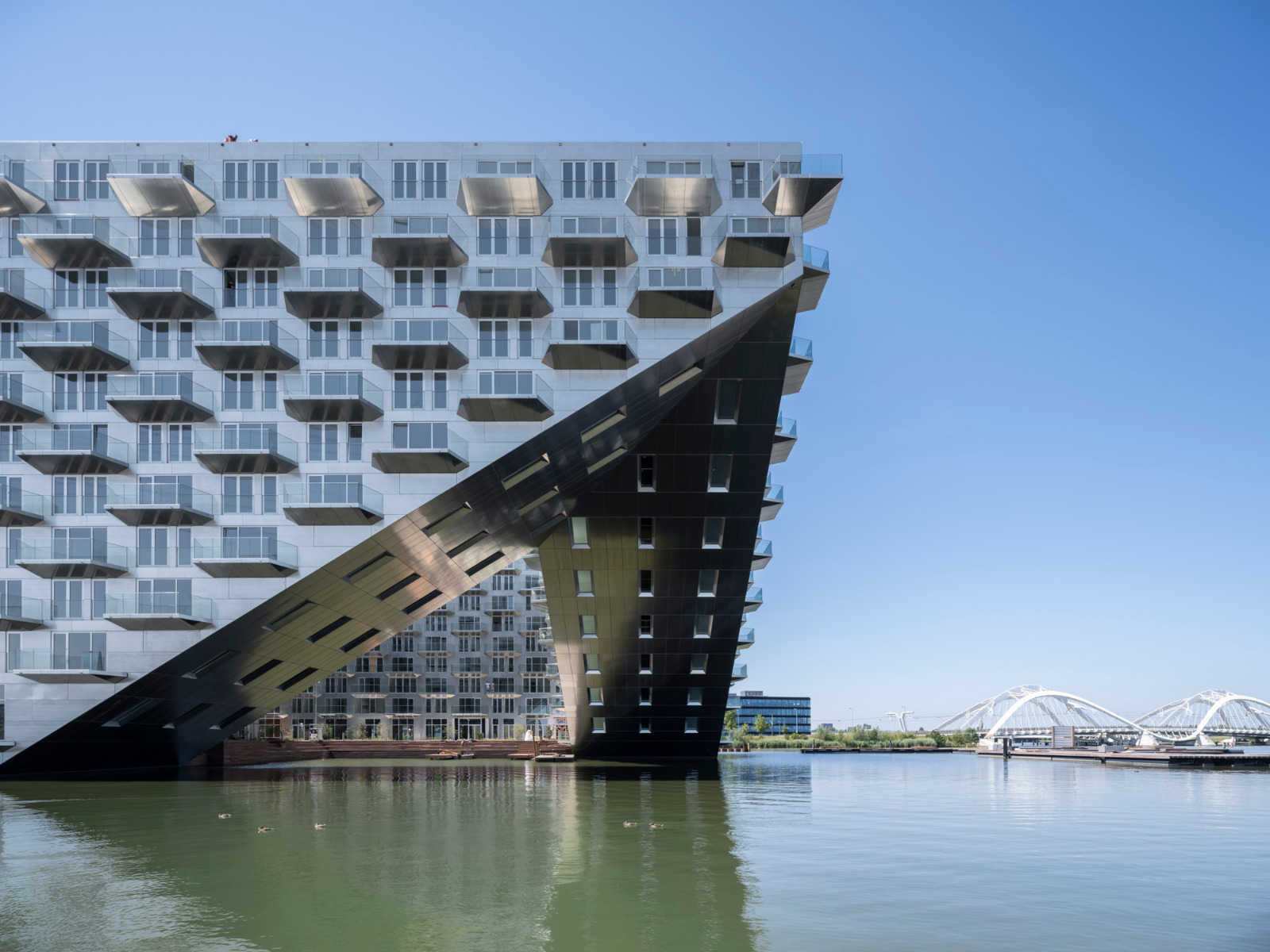 https://detail-cdn.s3.eu-central-1.amazonaws.com/media/catalog/product/0/5/05-sluishuis-amsterdam-barcode-architects-und-big.jpg?width=437&height=582&store=de_en&image-type=image