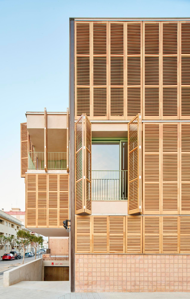 https://detail-cdn.s3.eu-central-1.amazonaws.com/media/catalog/product/0/5/05-sozialwohnungsbau-mallorca-alventosa-morell-arquitectes.jpg?width=437&height=582&store=de_de&image-type=image