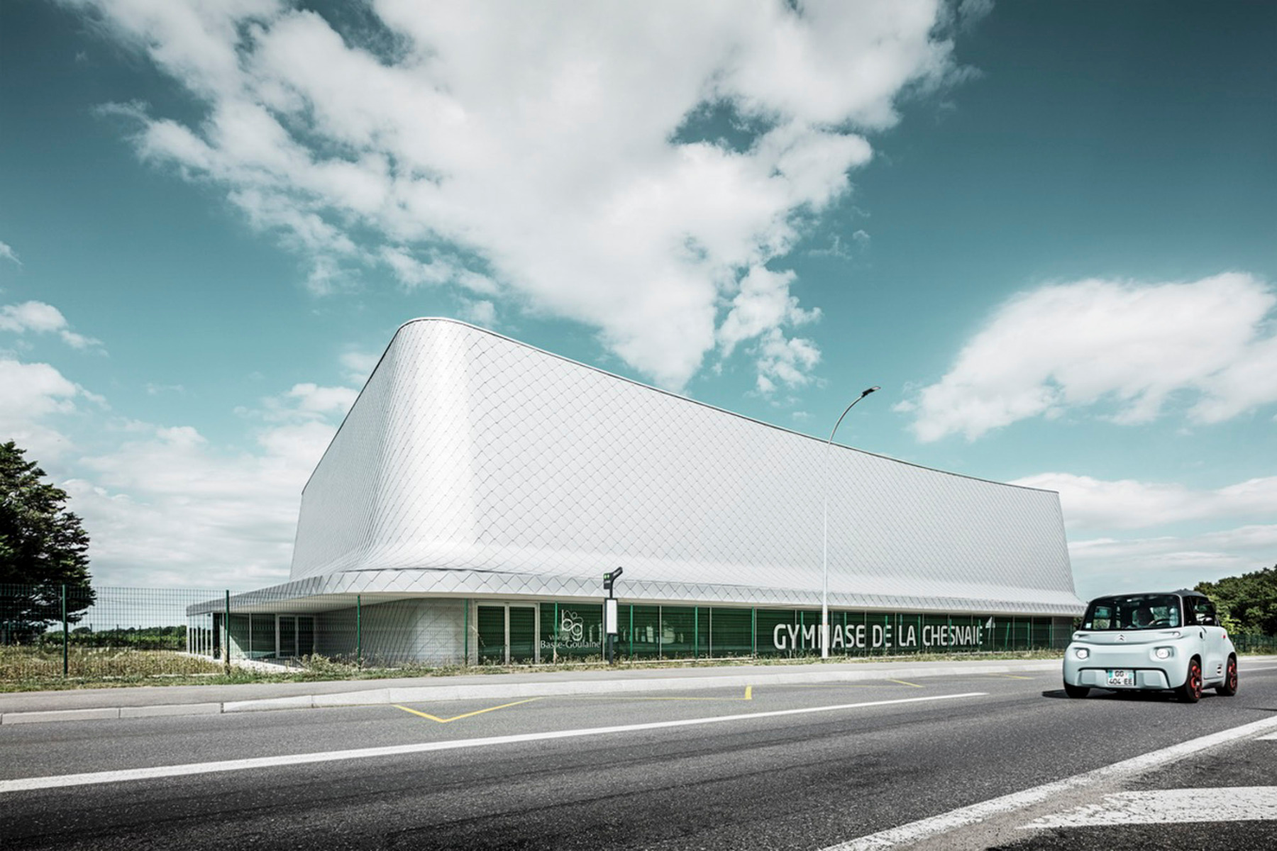 https://detail-cdn.s3.eu-central-1.amazonaws.com/media/catalog/product/0/5/05-sporthalle-bohuon-bertic-architectes-nantes.jpg?width=437&height=582&store=de_de&image-type=image
