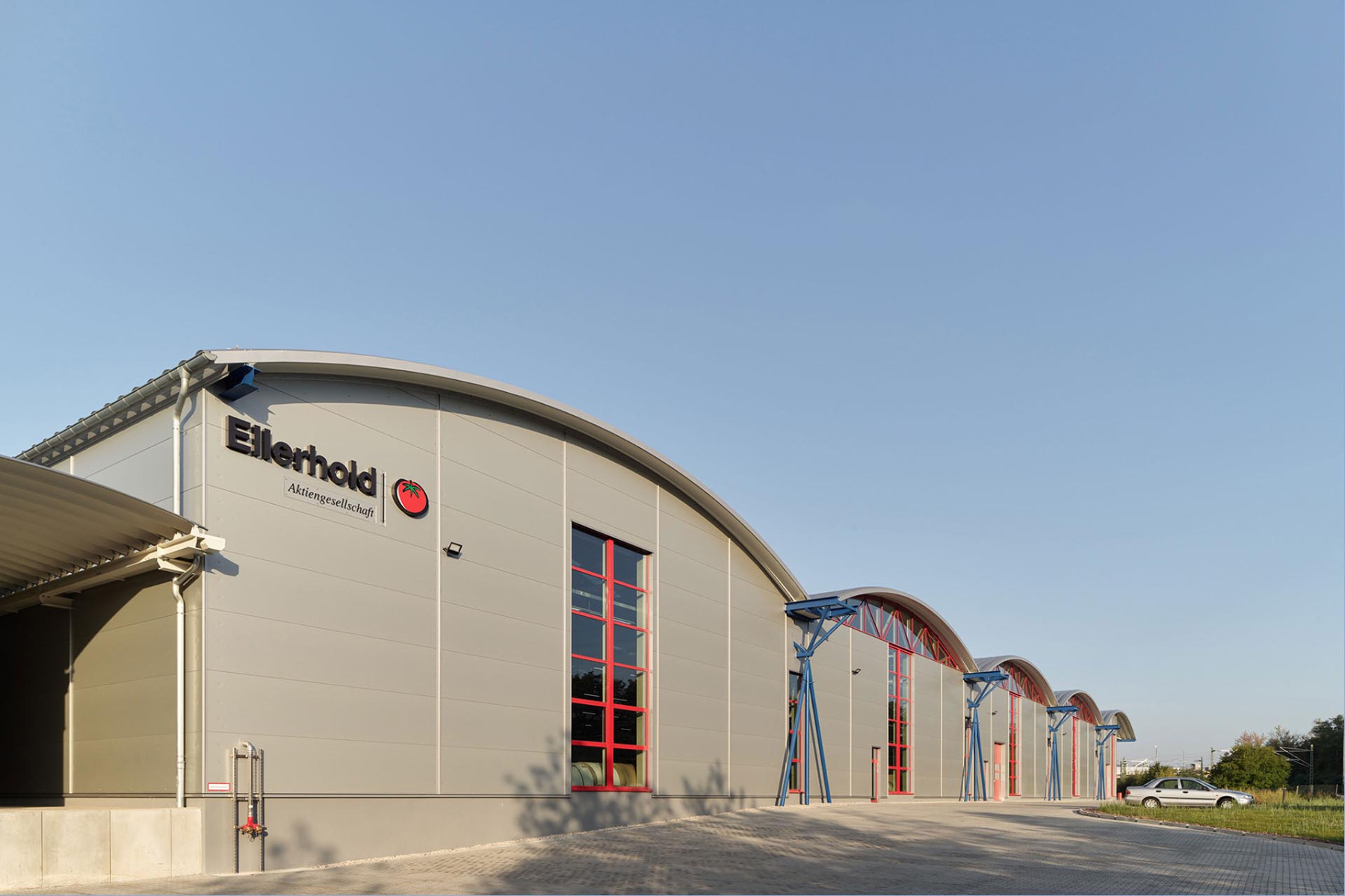 Das Peneder Bogendach krönt die neue Kartonfabrik von Ellerhold in Radebeul mit Spannung und Charakteristik. © Peneder/Kurt Hörbst