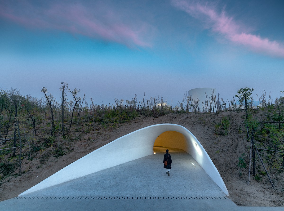 https://detail-cdn.s3.eu-central-1.amazonaws.com/media/catalog/product/0/5/05_Dune_Art_Museum-Main_Entrance_by_WU_Qingshan.jpg?width=437&height=582&store=de_de&image-type=image