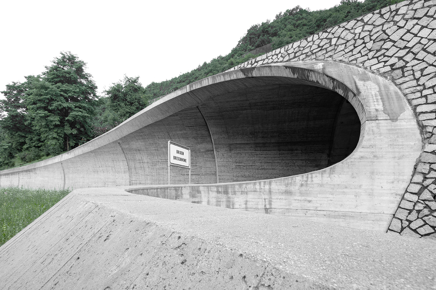 https://detail-cdn.s3.eu-central-1.amazonaws.com/media/catalog/product/0/5/05_MoDusArchitects_Ring_Road_portal_South_entrance_of_Bressanone__c_Gustav_Willeit.jpg?width=437&height=582&store=de_en&image-type=image