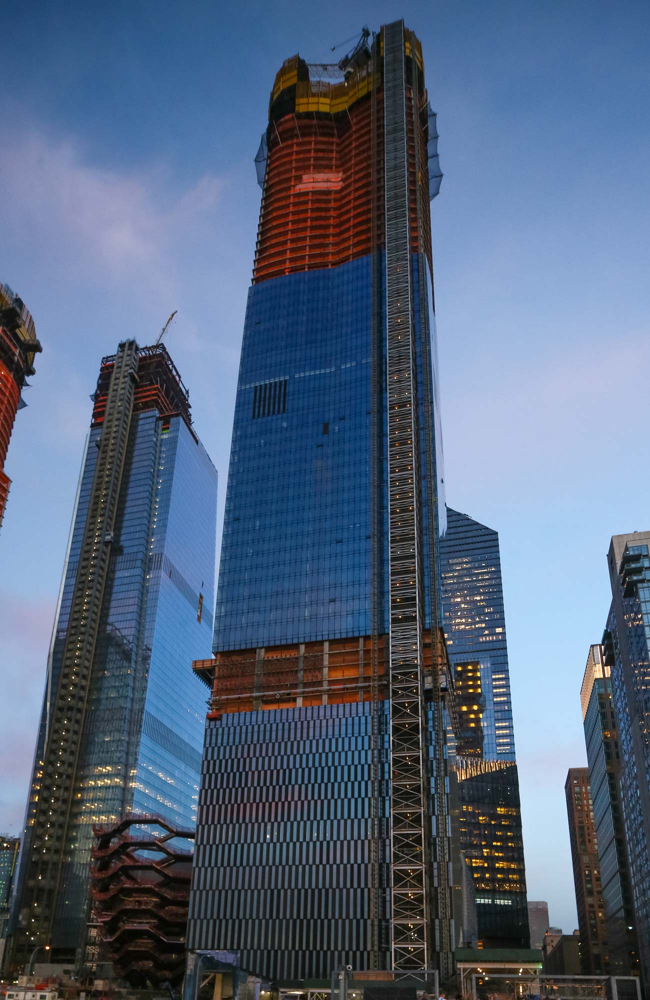https://detail-cdn.s3.eu-central-1.amazonaws.com/media/catalog/product/0/6/06-HudsonYards-courtesy-of-Related-Oxford.jpg?width=437&height=582&store=de_de&image-type=image