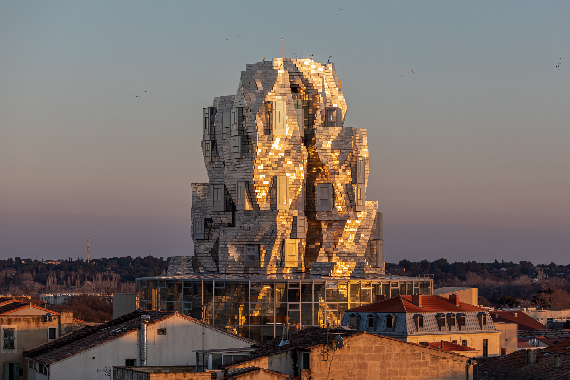 https://detail-cdn.s3.eu-central-1.amazonaws.com/media/catalog/product/0/6/06-Kulturstiftung-Luma-Gehry.jpg?width=437&height=582&store=de_de&image-type=image