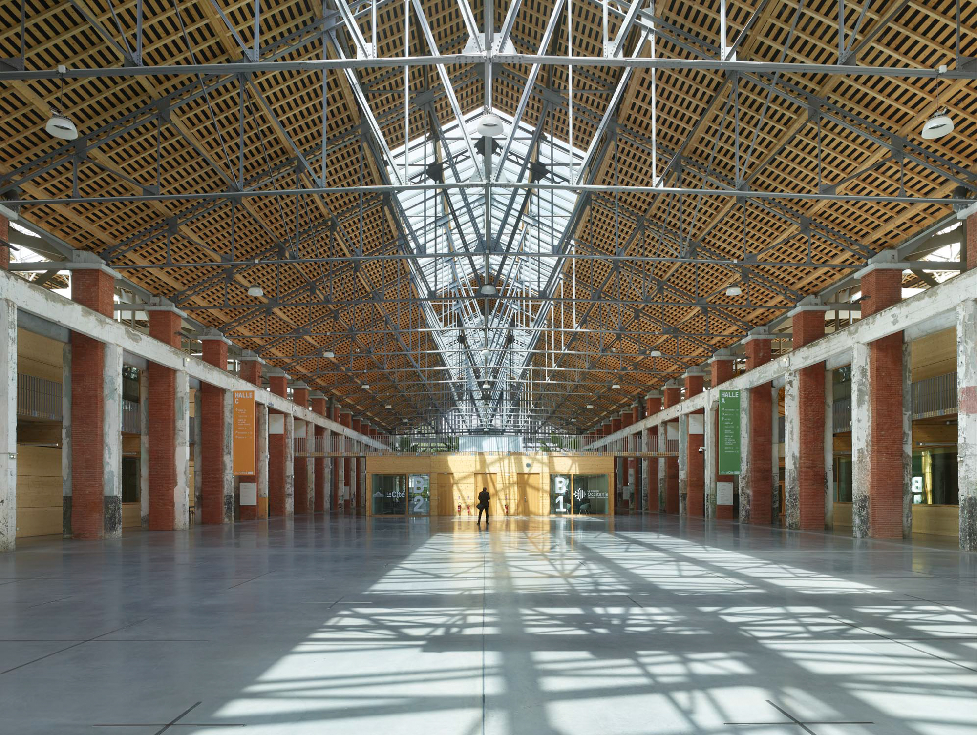 https://detail-cdn.s3.eu-central-1.amazonaws.com/media/catalog/product/0/6/06-La-Cite__-Toulouse-Taillandier-Architectes-Associe__s.jpg?width=437&height=582&store=de_de&image-type=image