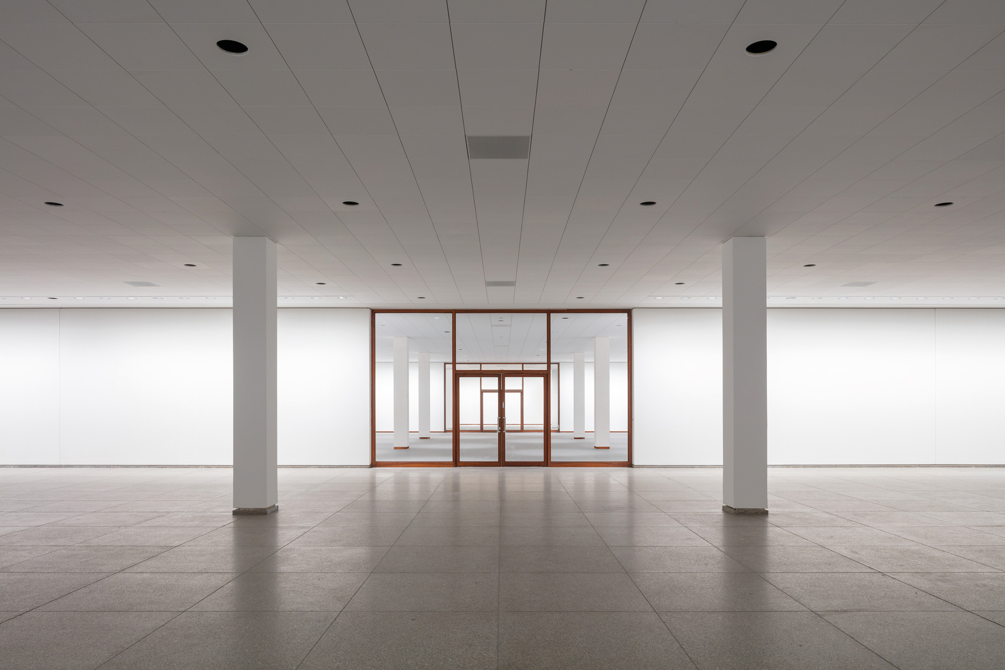 https://detail-cdn.s3.eu-central-1.amazonaws.com/media/catalog/product/0/6/06-Nationalgalerie-in-Berlin-David-Chipperfield-Architects-Thomas-Bruns.jpg?width=437&height=582&store=de_de&image-type=image