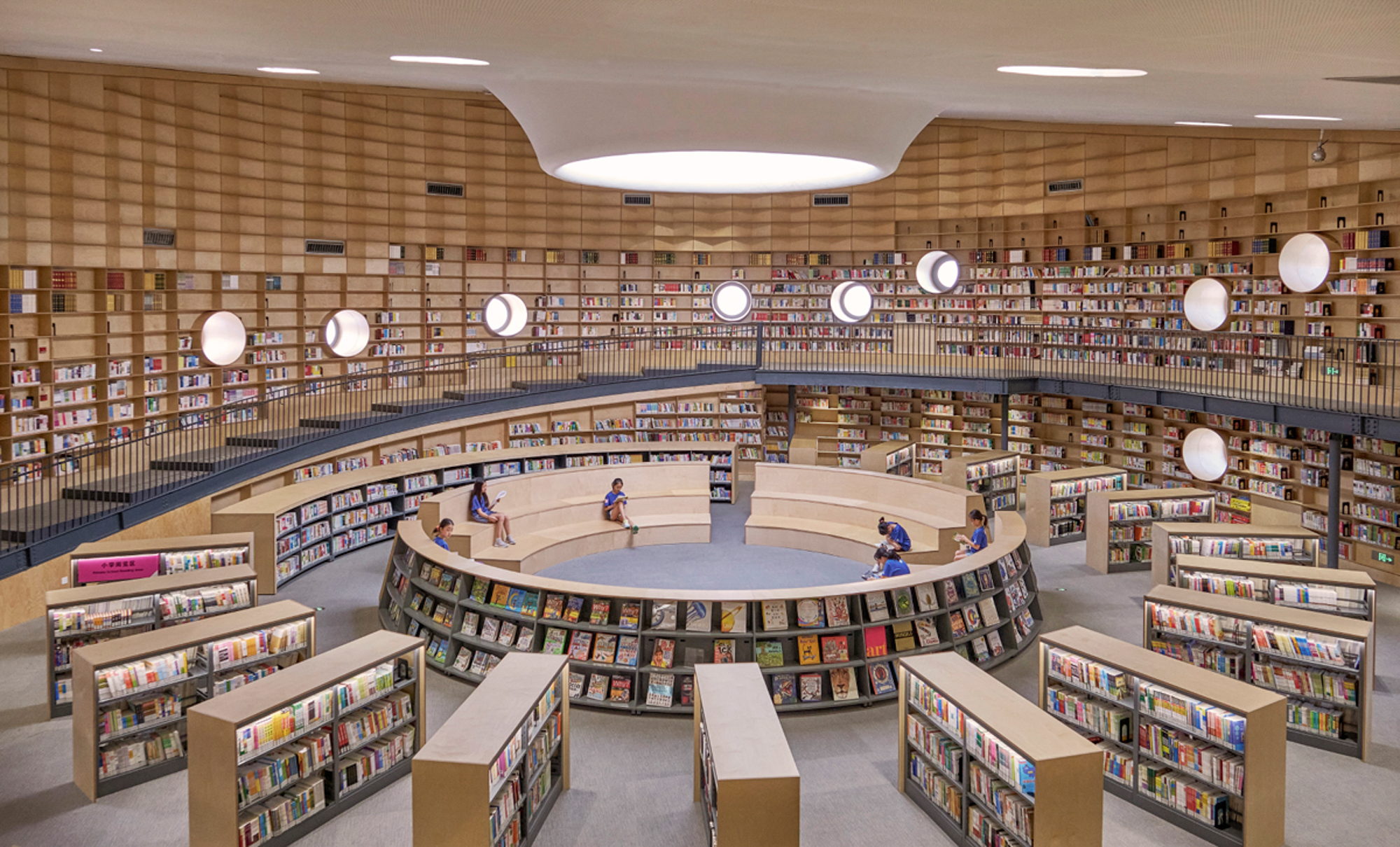 https://detail-cdn.s3.eu-central-1.amazonaws.com/media/catalog/product/0/6/06-Schulbibliothek-mit-Theater-bei-Shanghai-OPEN-Architecture-Jonathan-eijonhufvud.jpg?width=437&height=582&store=de_en&image-type=image