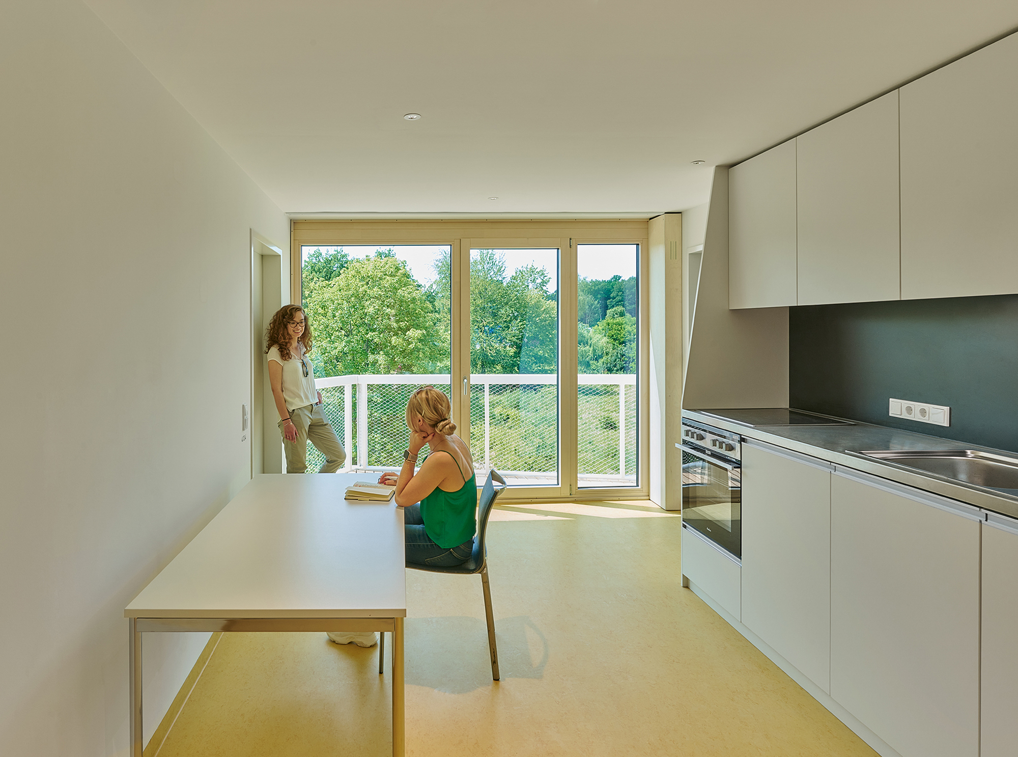 https://detail-cdn.s3.eu-central-1.amazonaws.com/media/catalog/product/0/6/06-Studentenwohnheim-in-Regensburg-Behnisch-Architekten-David-Matthiessen.jpg?width=437&height=582&store=de_de&image-type=image