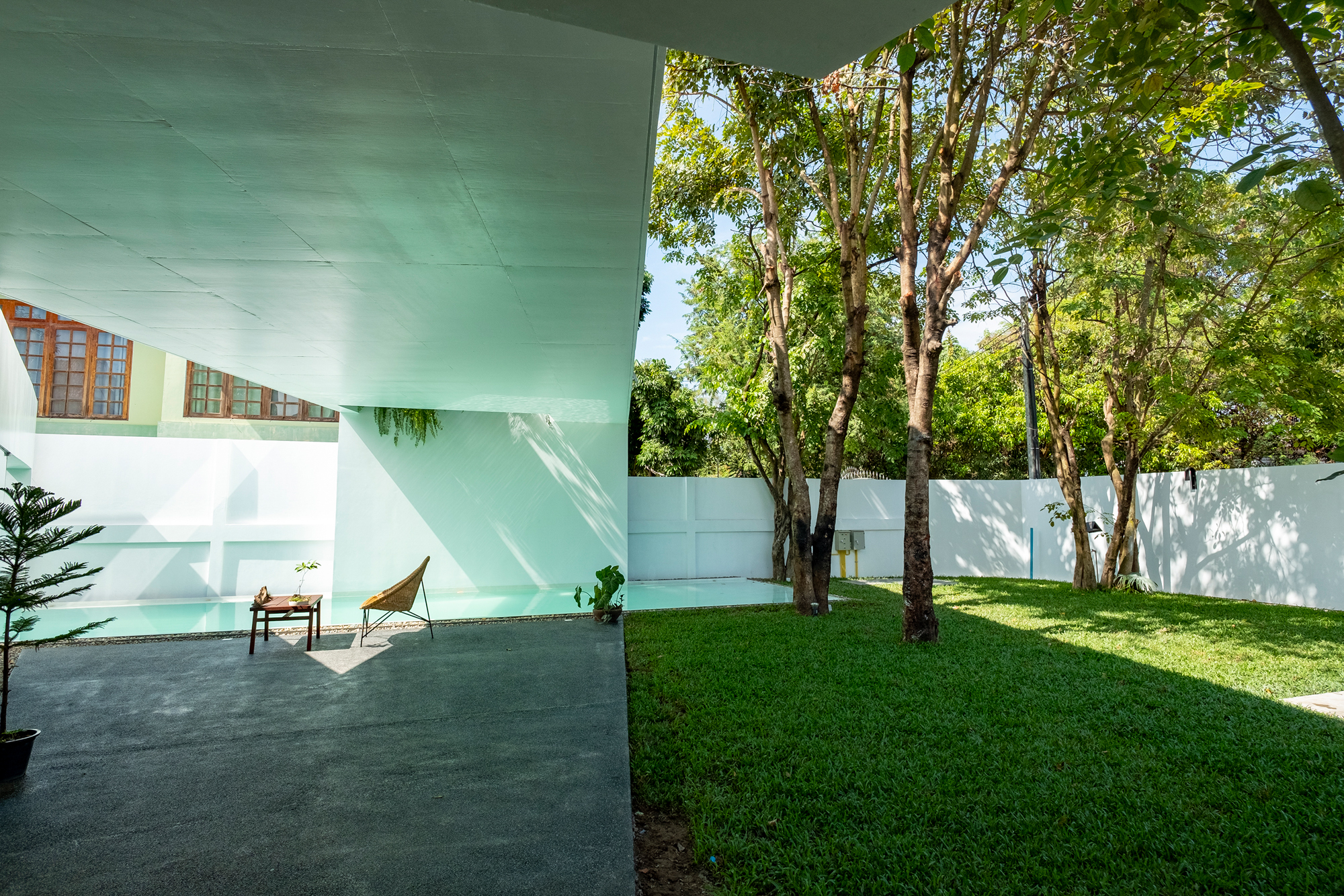https://detail-cdn.s3.eu-central-1.amazonaws.com/media/catalog/product/0/6/06-Wohnhaus-mit-Pool-in-Laos-Saola-Architects-Francois-Hervy-Akira-Sato.jpg?width=437&height=582&store=de_de&image-type=image