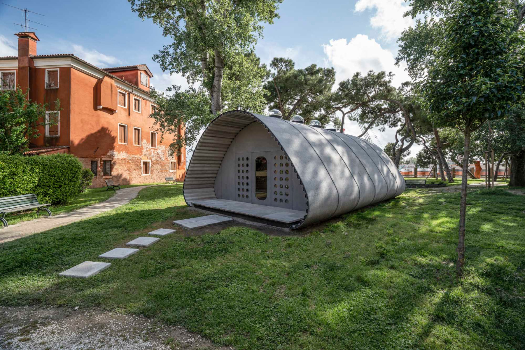 https://detail-cdn.s3.eu-central-1.amazonaws.com/media/catalog/product/0/6/06-architekturbiennale-venedig-2023-essential-homes-norman-foster.jpg?width=437&height=582&store=de_de&image-type=image