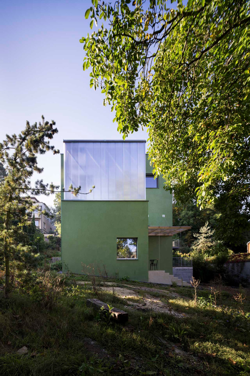 https://detail-cdn.s3.eu-central-1.amazonaws.com/media/catalog/product/0/6/06-green-house-aoc-architekti-prag.jpg?width=437&height=582&store=de_de&image-type=image