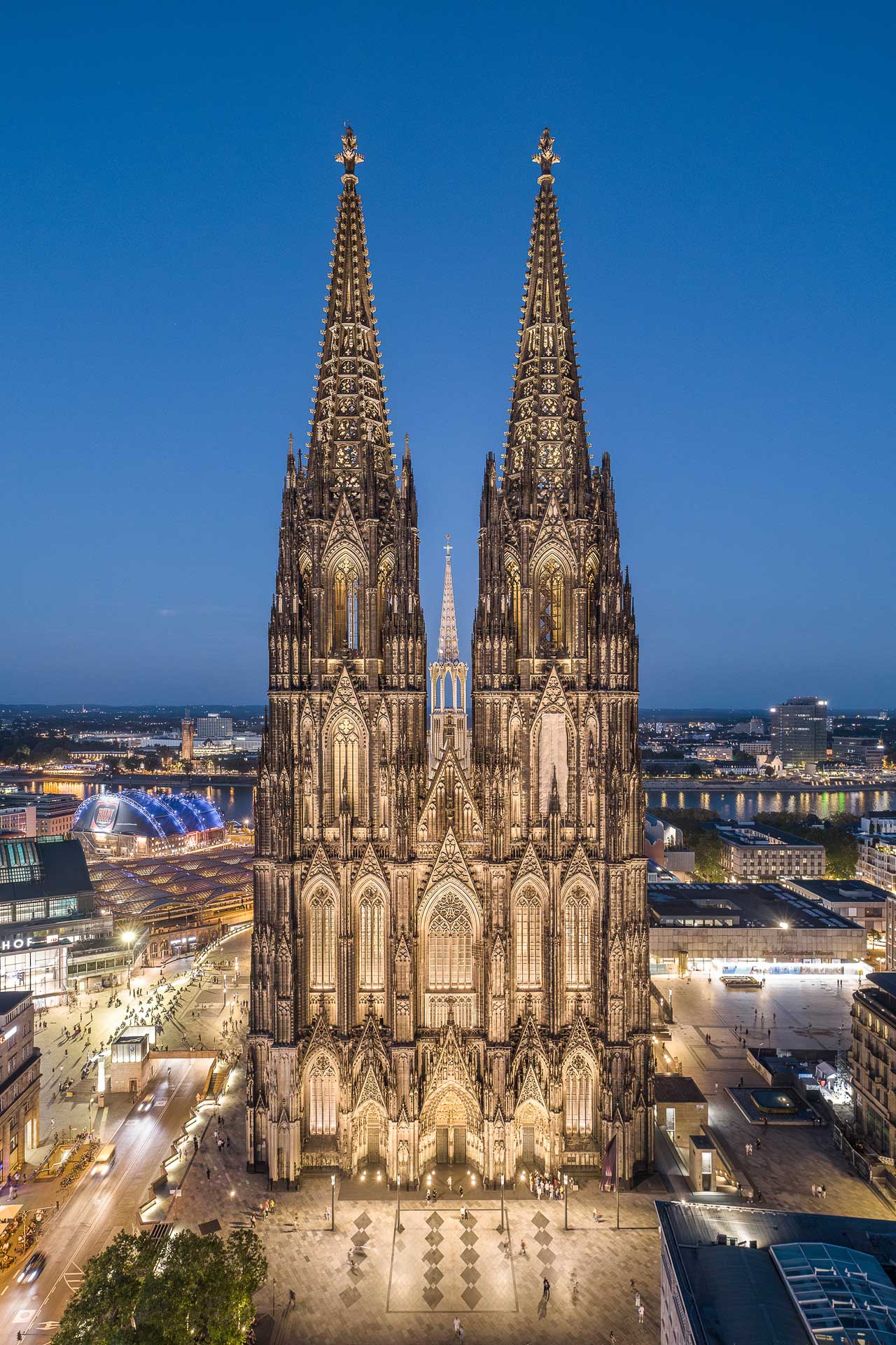 https://detail-cdn.s3.eu-central-1.amazonaws.com/media/catalog/product/0/6/06-led-beleuchtung-koelner-dom.jpg?width=437&height=582&store=de_de&image-type=image