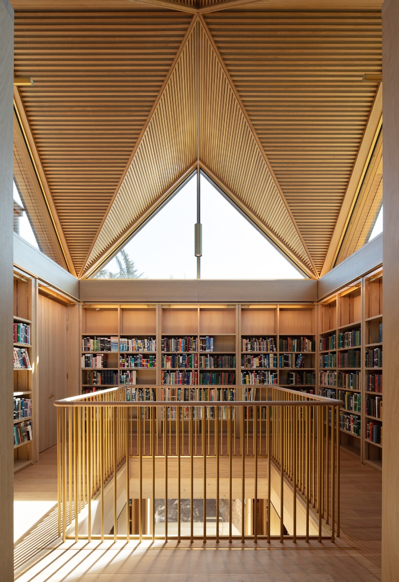 https://detail-cdn.s3.eu-central-1.amazonaws.com/media/catalog/product/0/6/06-magdalene-college-library-in-cambridge.jpg?width=437&height=582&store=de_en&image-type=image