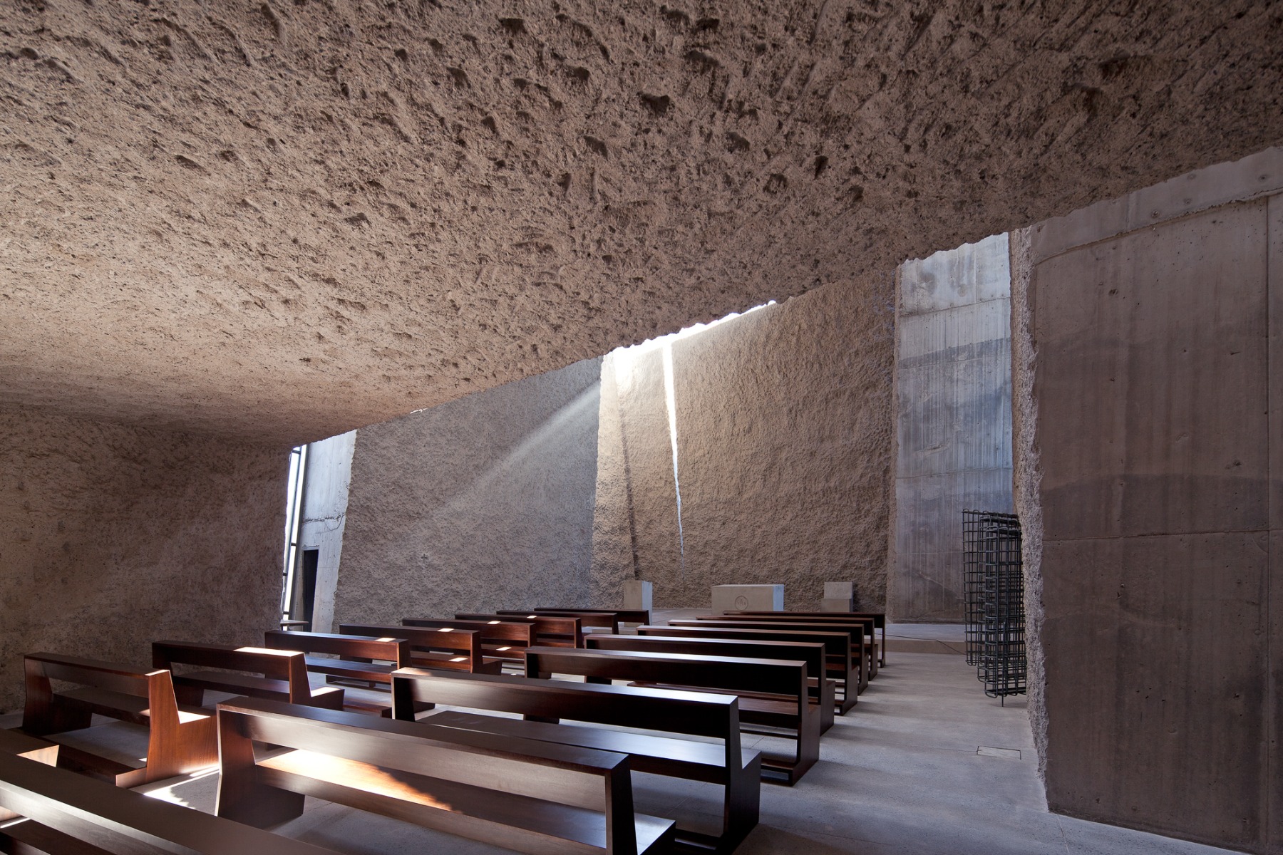 https://detail-cdn.s3.eu-central-1.amazonaws.com/media/catalog/product/0/6/06-monolithische-kirche-auf-teneriffa-von-menis-arquitects.jpg?width=437&height=582&store=de_en&image-type=image