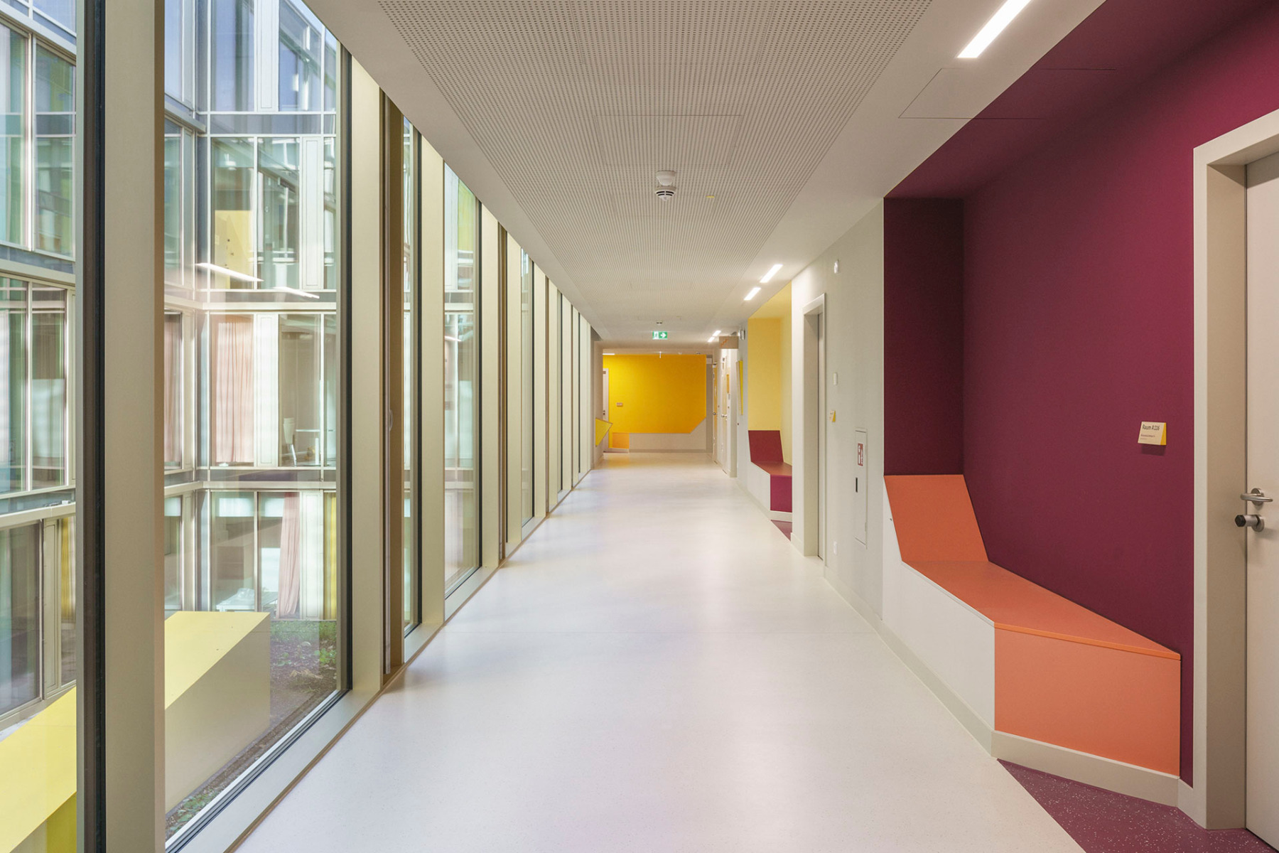 https://detail-cdn.s3.eu-central-1.amazonaws.com/media/catalog/product/0/6/06-neubau-sozialpaediatrischen-kinderzentrum-muenchen-h2m-a_sh-architekten-bodenkonzept-nora-systems.jpg?width=437&height=582&store=de_de&image-type=image
