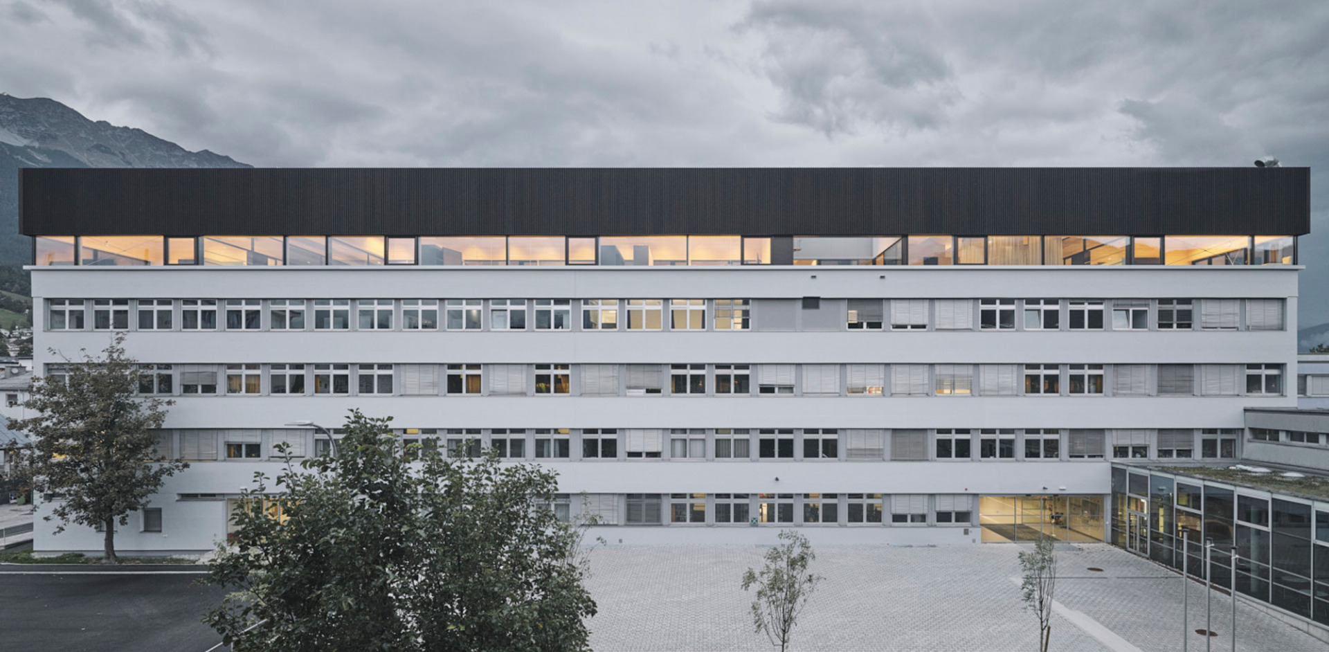 https://detail-cdn.s3.eu-central-1.amazonaws.com/media/catalog/product/0/6/06-oberschule-htl-bau-und-design-innsbruck-ao-architekten.jpg?width=437&height=582&store=de_de&image-type=image