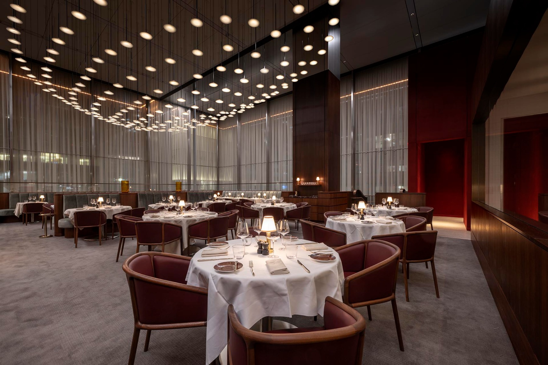 https://detail-cdn.s3.eu-central-1.amazonaws.com/media/catalog/product/0/6/06-restaurant_in_new_york_von_foster_partners.jpg?width=437&height=582&store=de_de&image-type=image