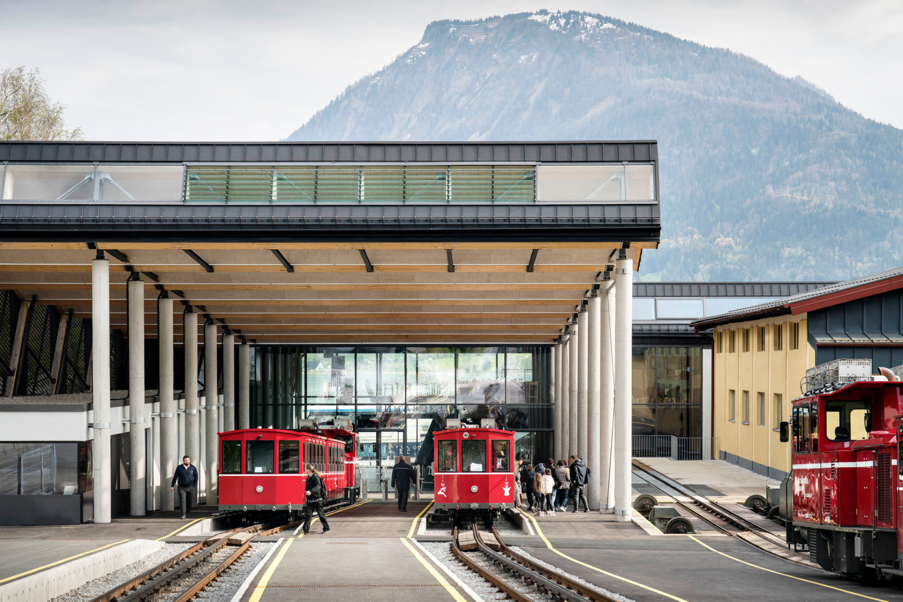 https://detail-cdn.s3.eu-central-1.amazonaws.com/media/catalog/product/0/6/06-schafbergbahn-wolfgangssee-dunkelschwarz.jpg?width=437&height=582&store=de_de&image-type=image