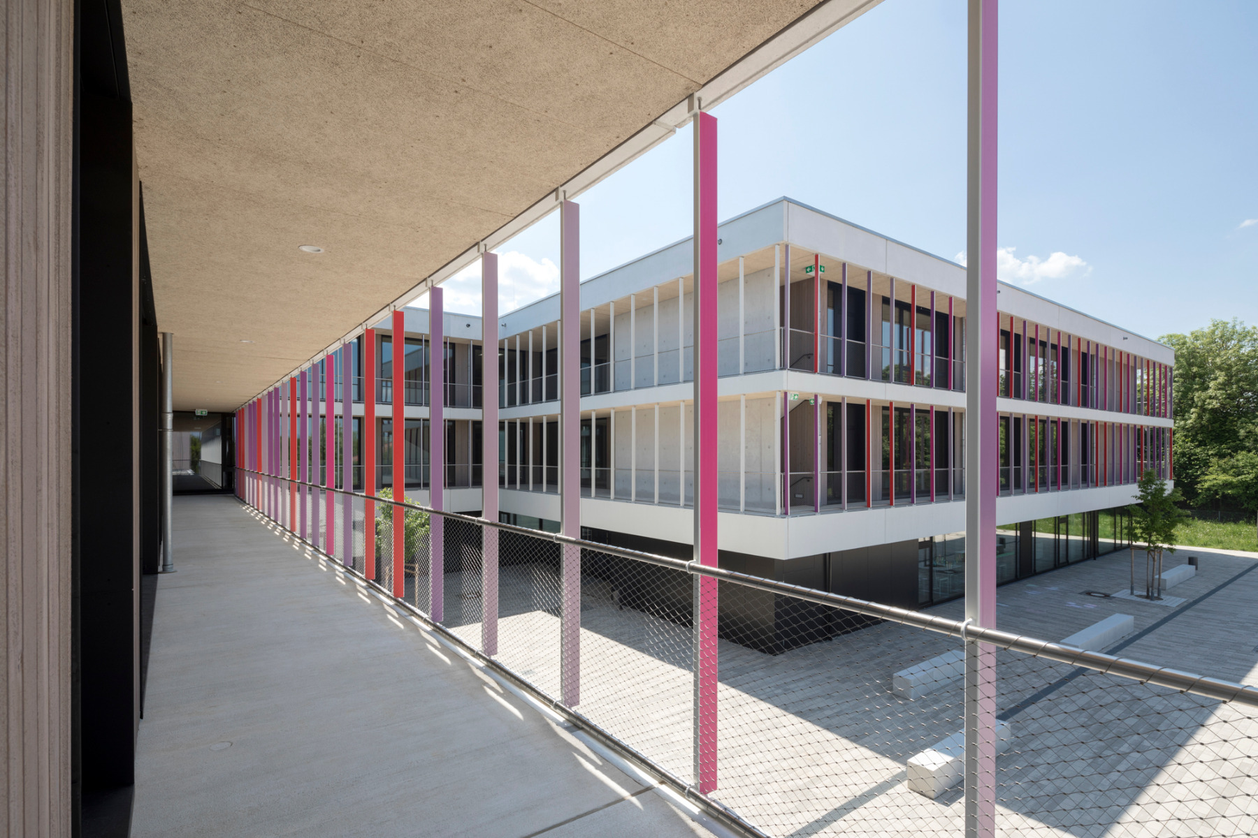 https://detail-cdn.s3.eu-central-1.amazonaws.com/media/catalog/product/0/6/06-schule-vaterstetten-balda-architekten.jpg?width=437&height=582&store=de_de&image-type=image