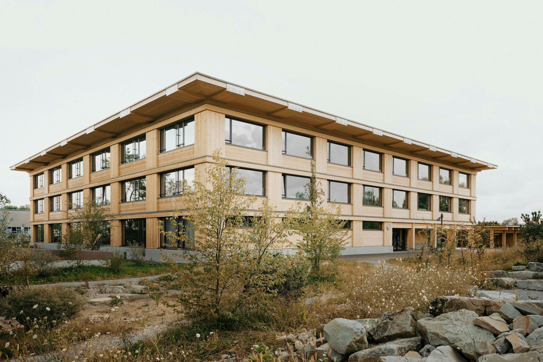 https://detail-cdn.s3.eu-central-1.amazonaws.com/media/catalog/product/0/6/06-schule-weinfelden-isler-gysel-architekten.jpg?width=437&height=582&store=de_en&image-type=image