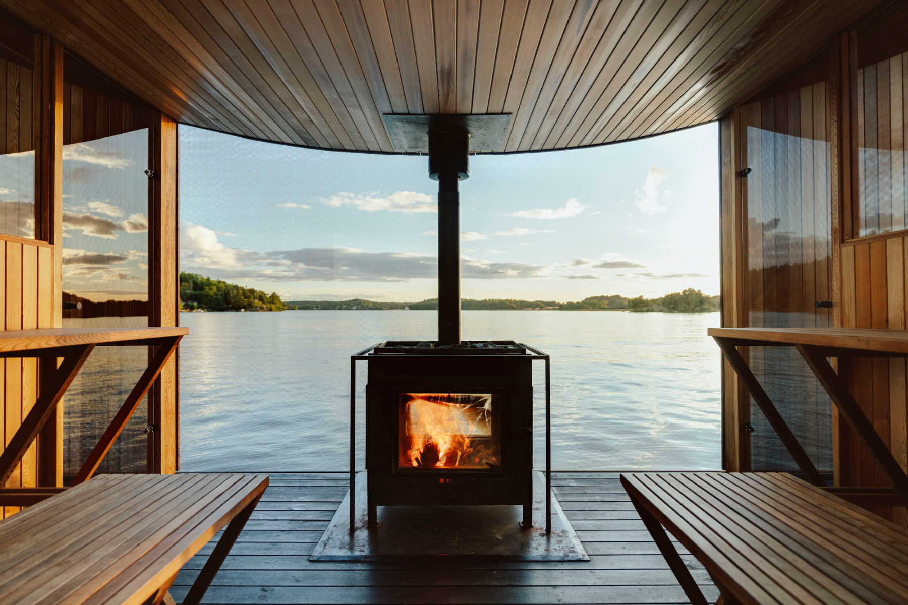 https://detail-cdn.s3.eu-central-1.amazonaws.com/media/catalog/product/0/6/06-schwimmende-sauna-stockholm-sandellsandberg-arkitekter.jpg?width=437&height=582&store=de_de&image-type=image
